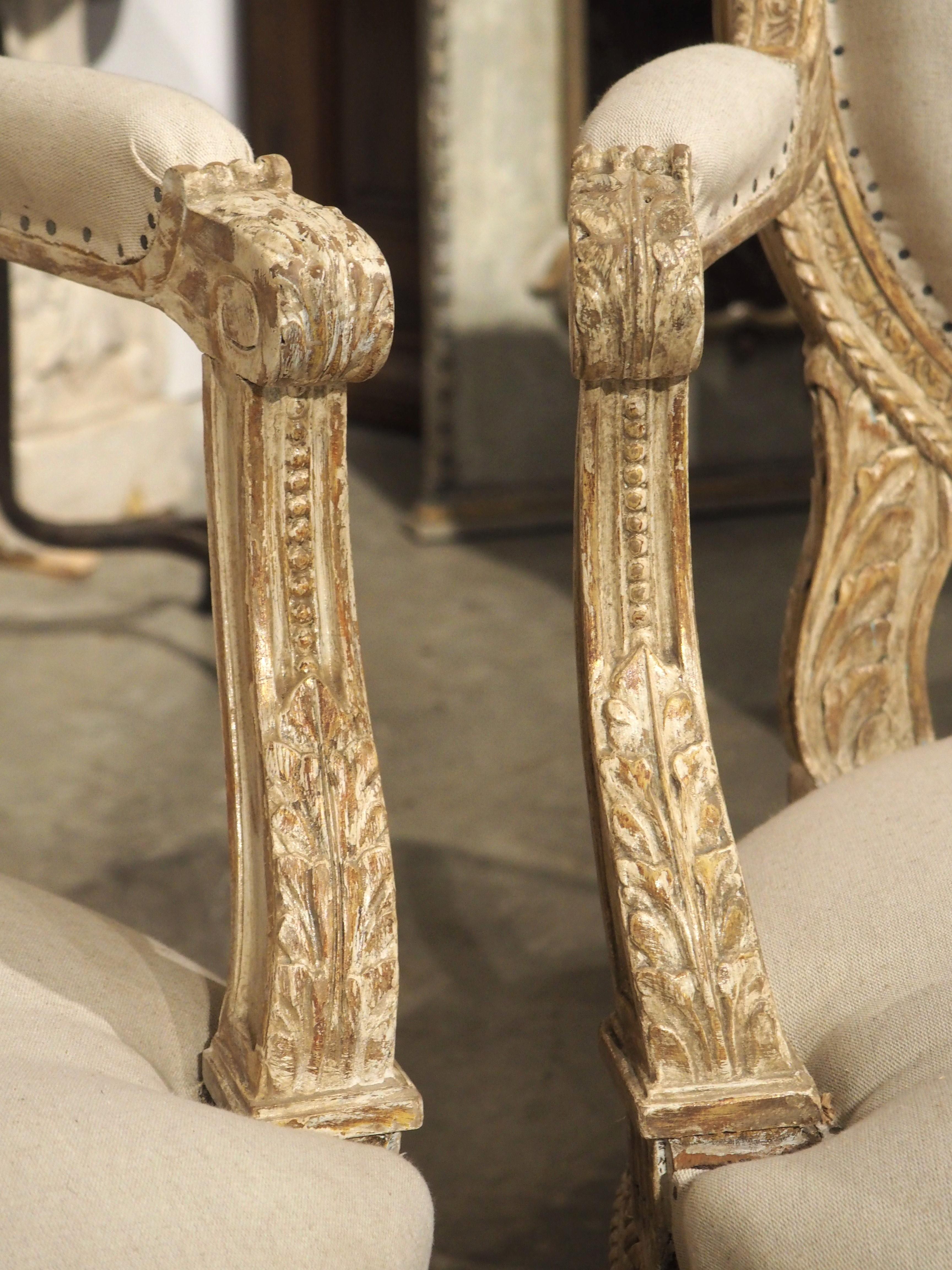 Satz von 4 französischen Cabriolet-Sesseln im Louis-XVI.-Stil, teilweise lackiert, um 1885 (Textil) im Angebot