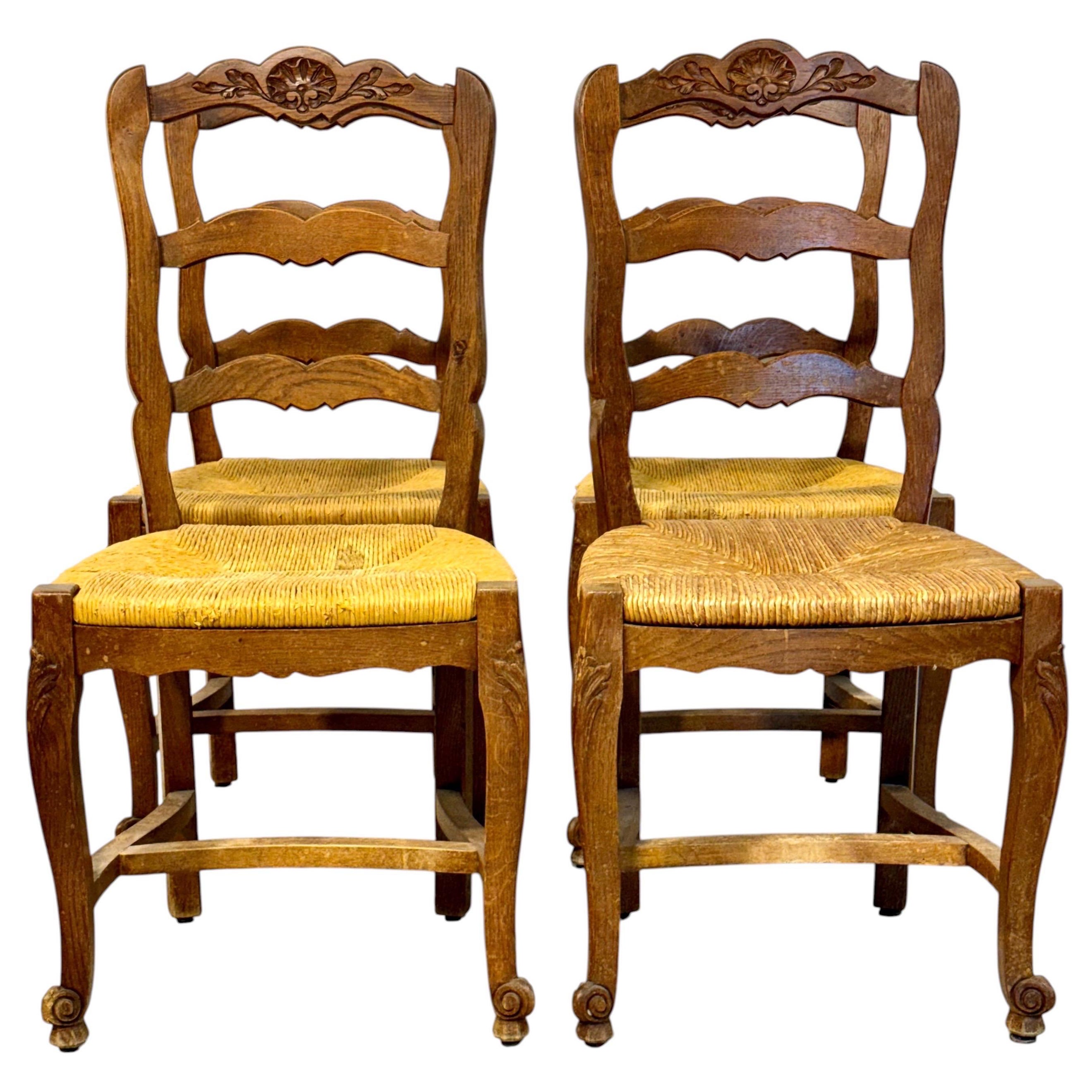 Satz von 4 Stühlen aus französischer Eiche im Landhausstil mit Sitzflächen aus Binsen, CIRCA 1900