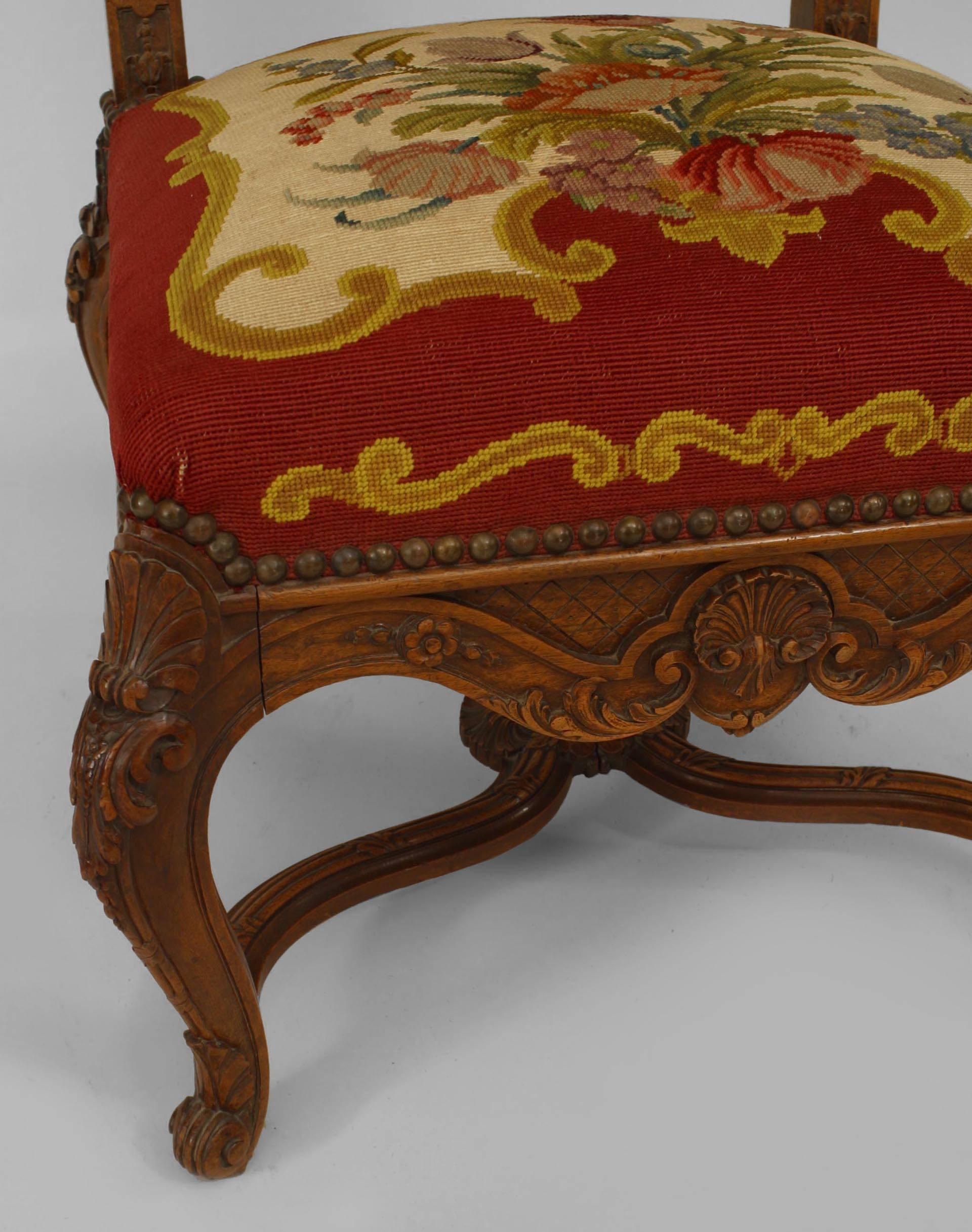 XIX secolo Set di 4 poltrone aubusson francesi Regence con motivo floreale rosso in vendita