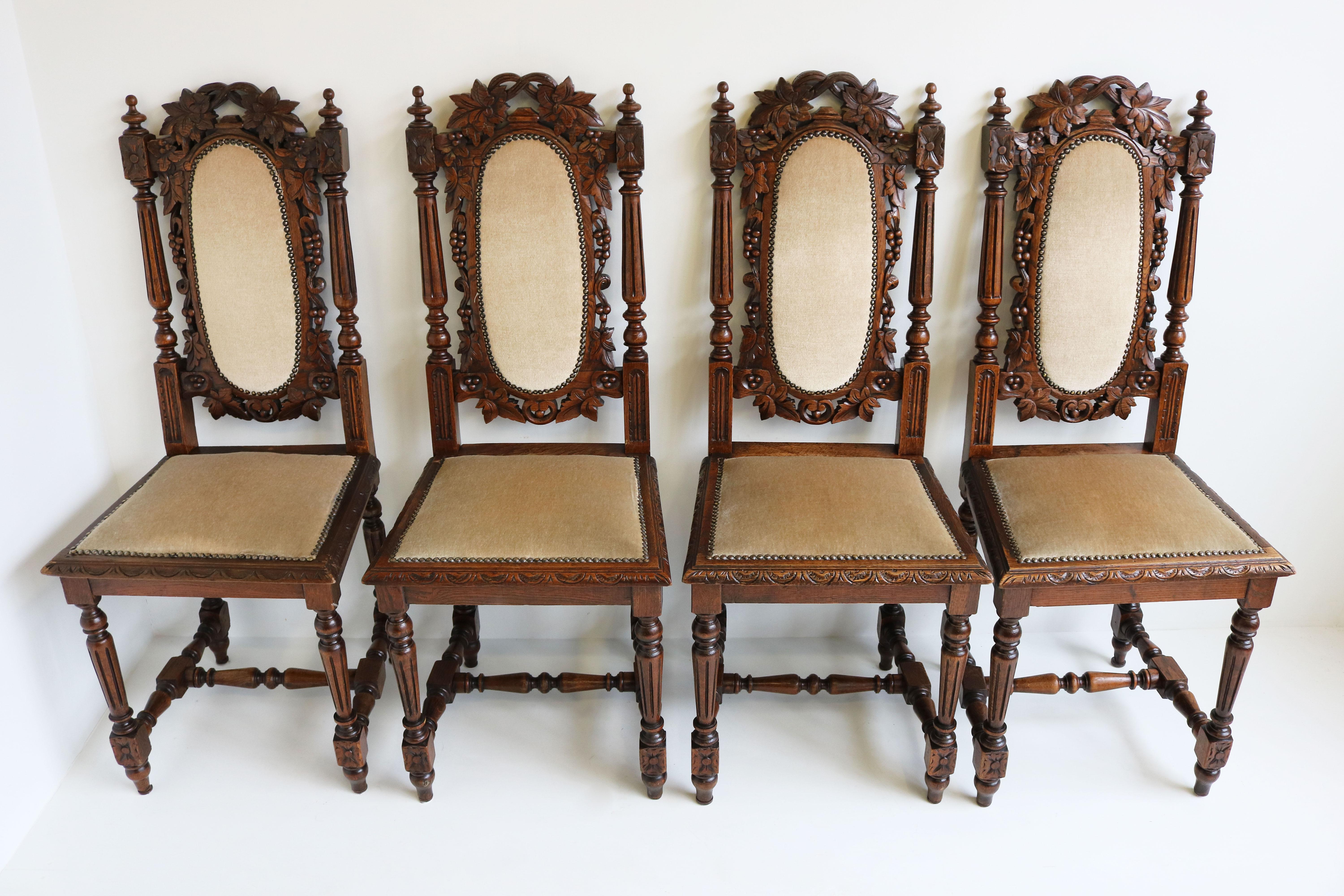 Stilvoller Satz von 4 französischen Renaissance-Revival-Esszimmerstühlen mit beeindruckenden hohen Rückenlehnen aus den 1860er Jahren. 
Vollständig aus massiver Eiche gefertigt und von einem Meisterschnitzer mit viel Liebe zum Detail von Hand