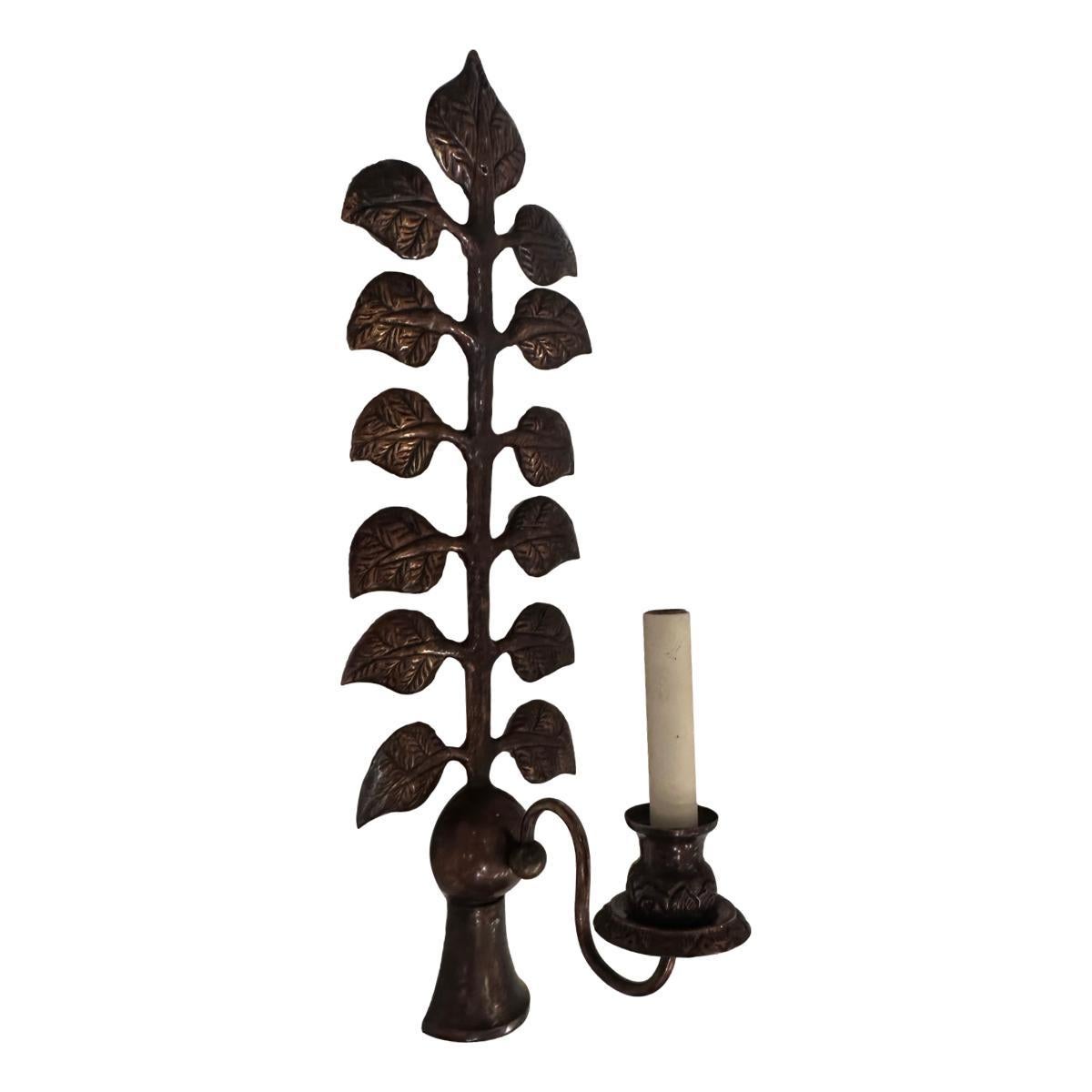 Set di quattro applique con motivo a fogliame degli anni '50 circa con finitura in bronzo patinato. Venduto al paio

Misure:
Altezza: 22