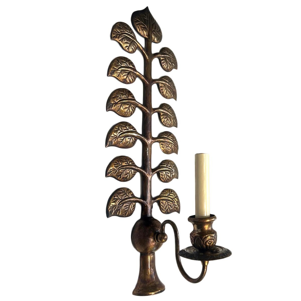 Set di quattro applique con motivo a fogliame degli anni '50 circa con finitura in bronzo patinato. Venduto al paio

Misure:
Altezza: 22