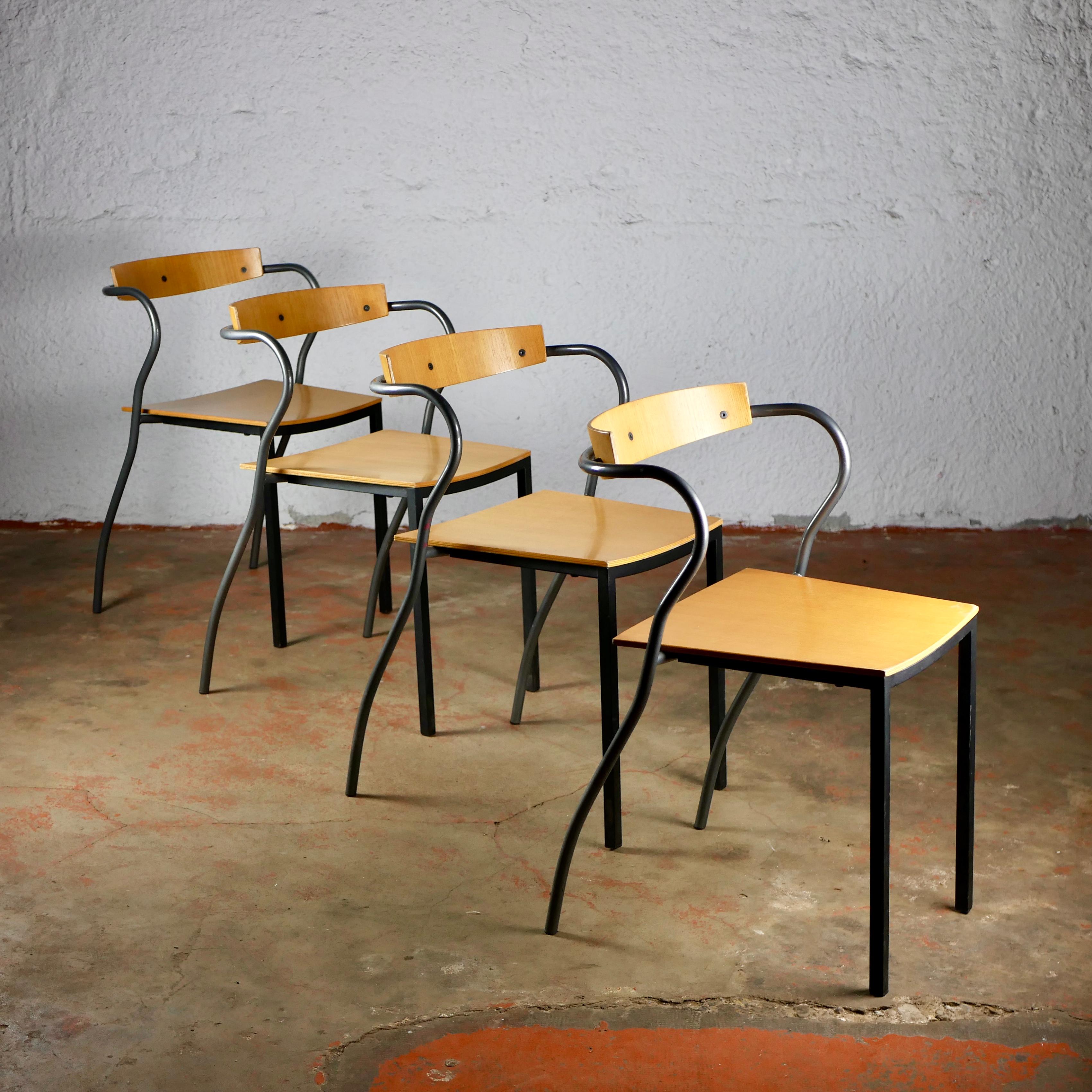 A playful design, convenient and not without remembering the designs of the Memphis Group in the 1980s.
Set of 4 chairs, 