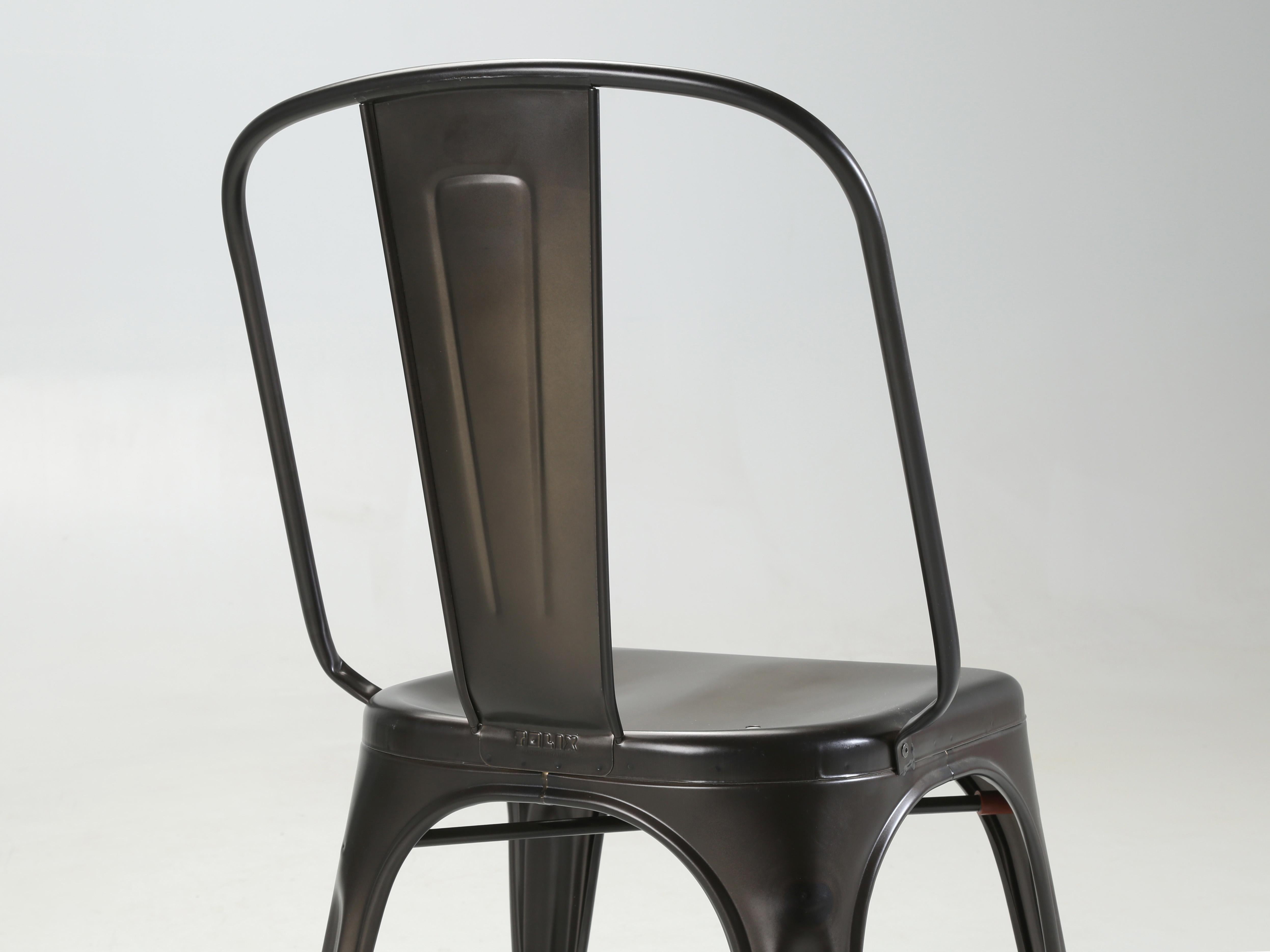 Set of (4) French Tolix AC Style Steel Stacking Chairs in Warm Gunmetal Eggshell In Good Condition For Sale In Chicago, IL