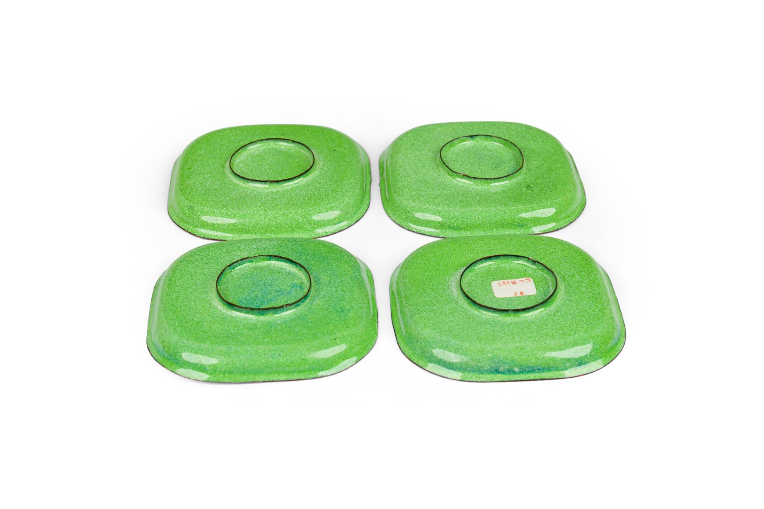 Lot de 4 assiettes de forme carrée en cuivre émaillé vert et blanc de l'époque victorienne, à décor floral (PRIX PAR KIT)