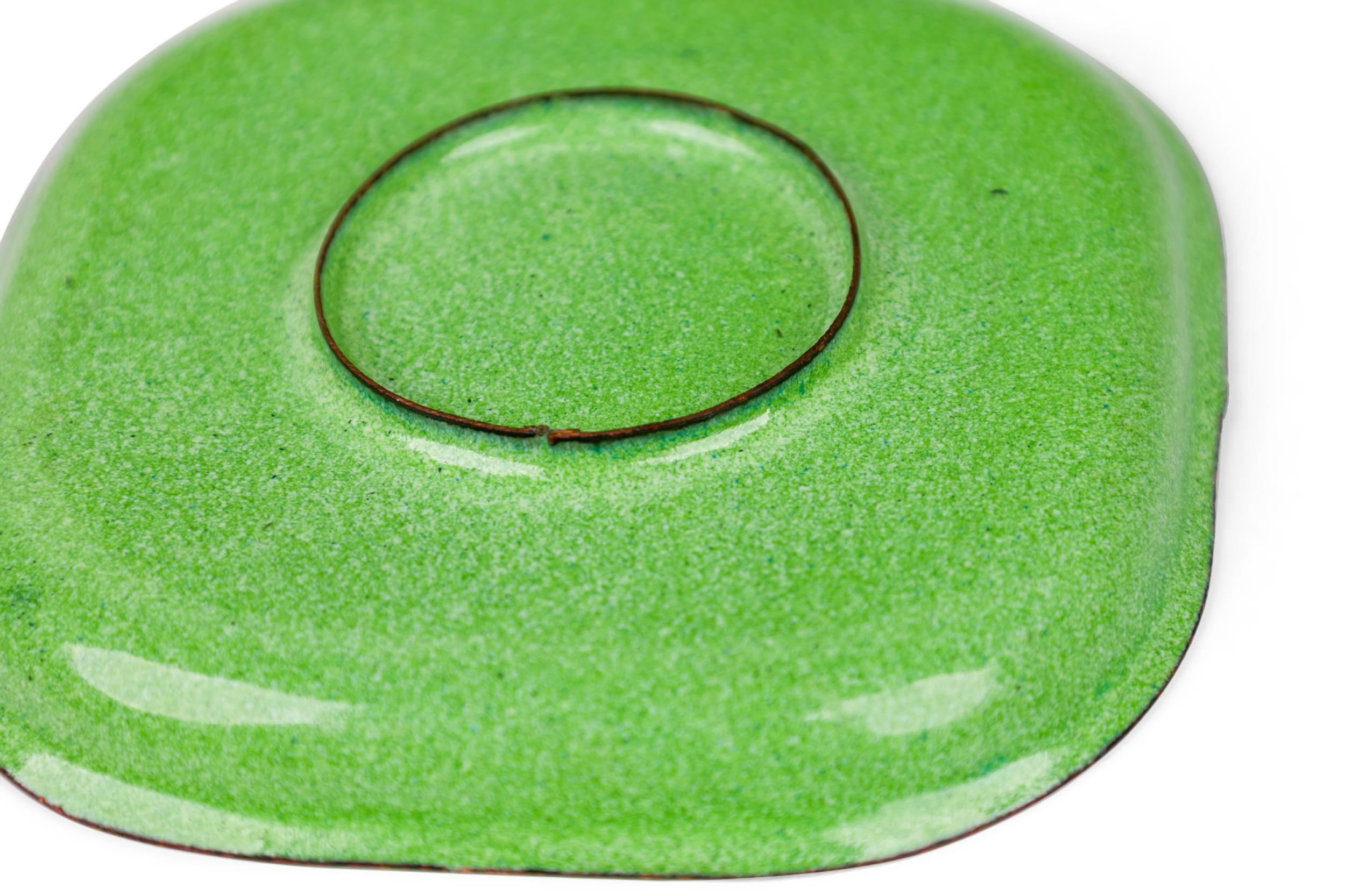 Émaillé Lot de 4 petites assiettes victoriennes françaises en émail vert et blanc en vente