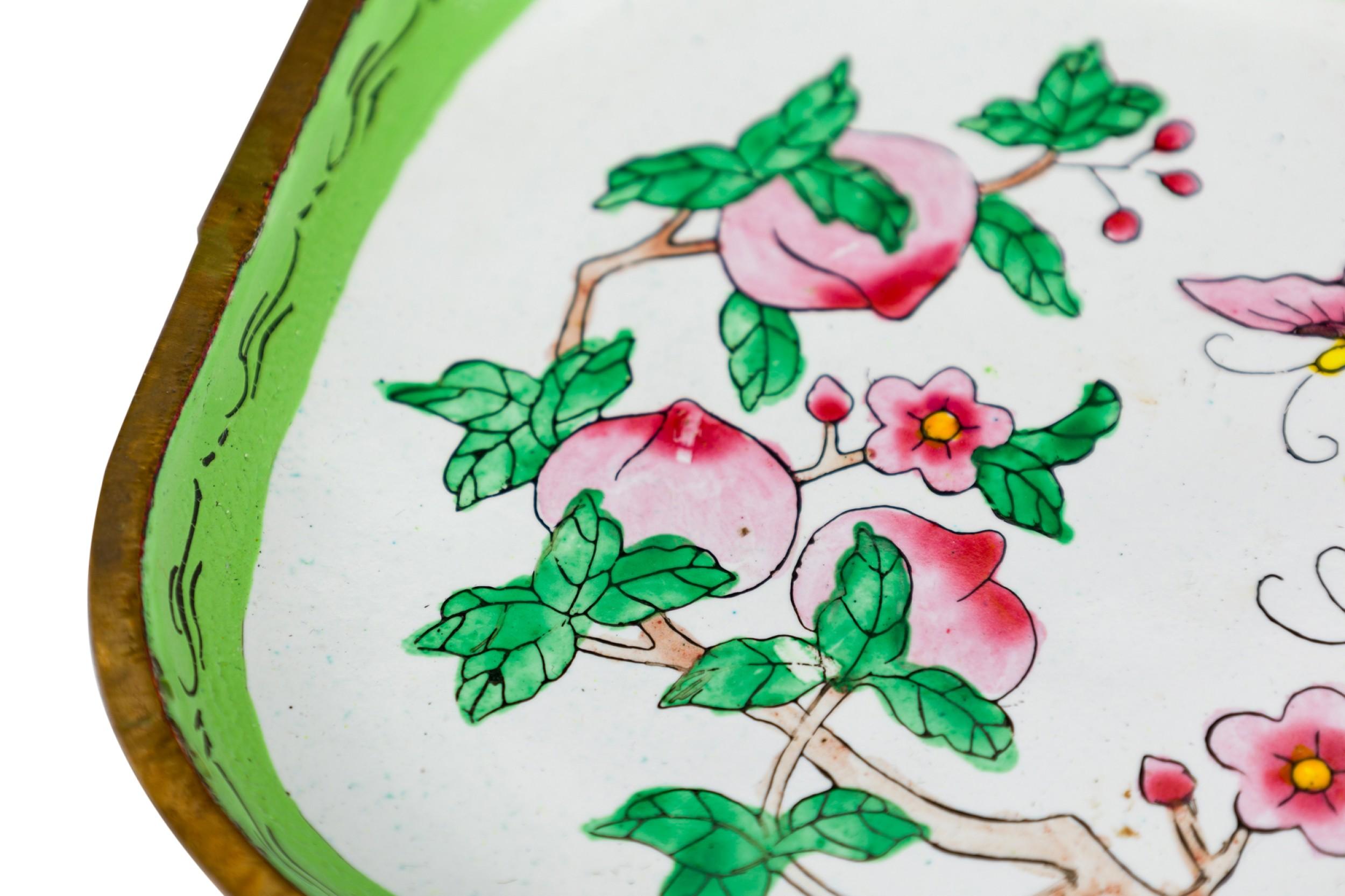 Lot de 4 petites assiettes victoriennes françaises en émail vert et blanc Bon état - En vente à Queens, NY