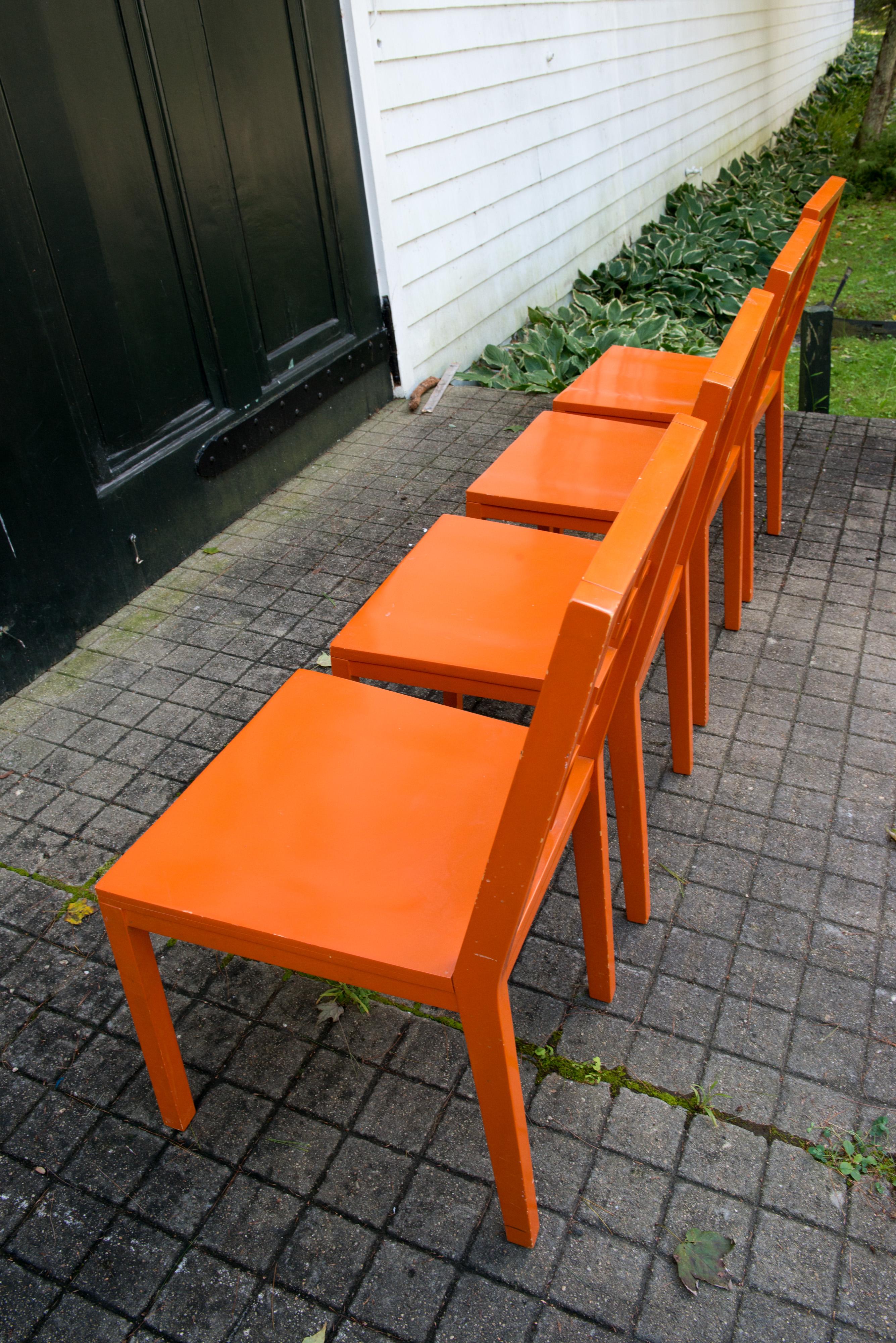 Satz von 4 Stühlen mit Laubsägearbeiten in Orange im Angebot 9