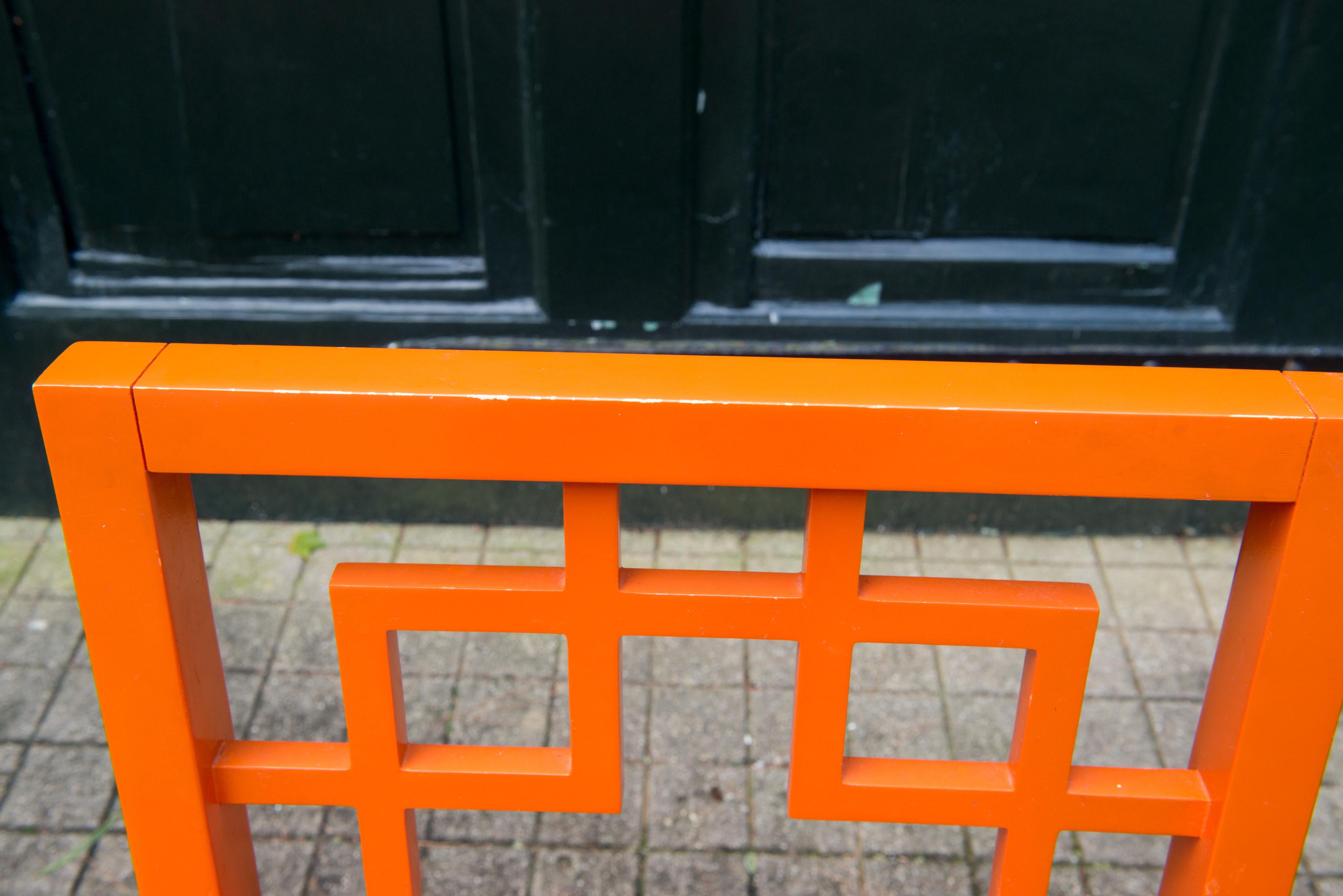 Satz von 4 Stühlen mit Laubsägearbeiten in Orange im Zustand „Gut“ im Angebot in Stamford, CT