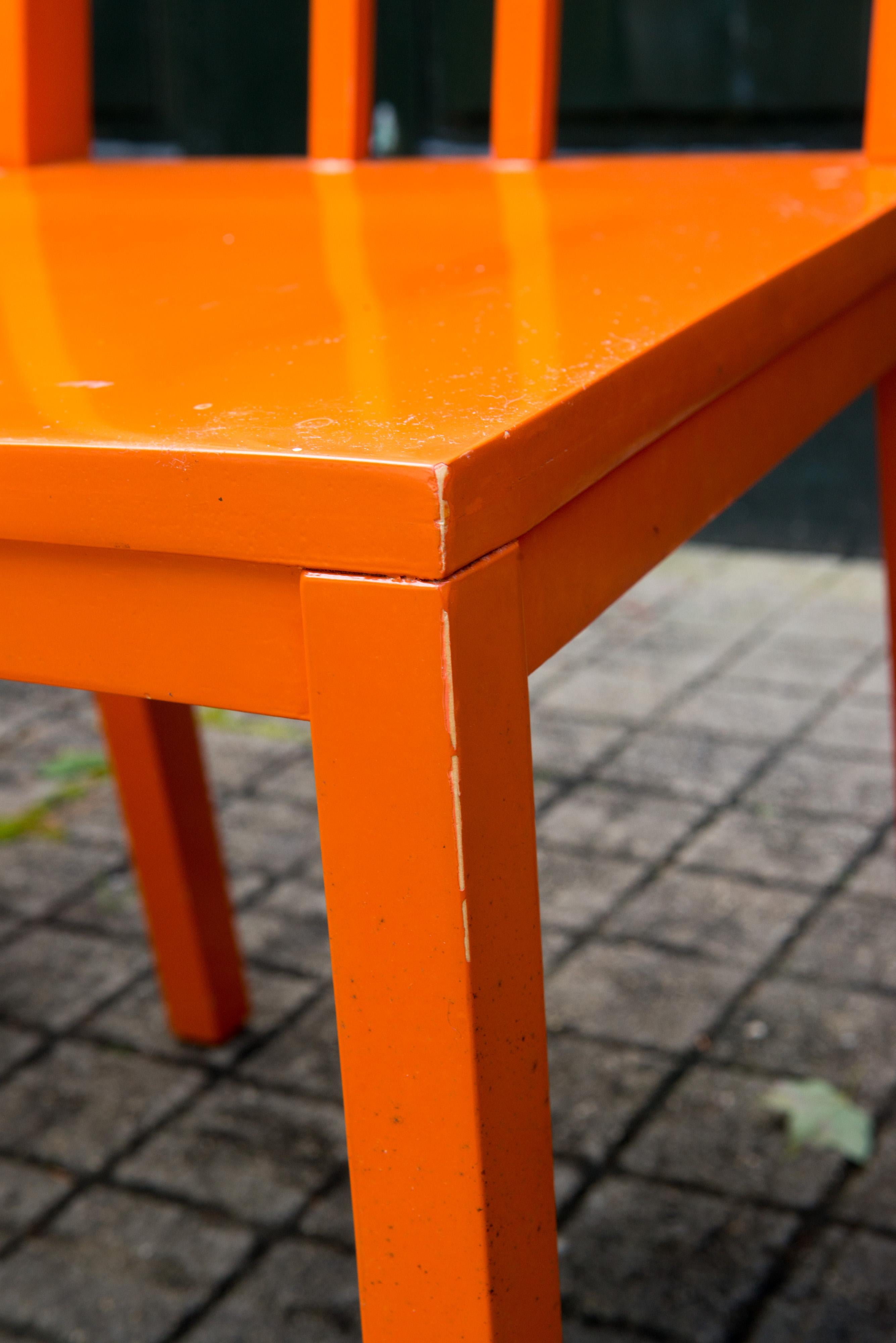 Satz von 4 Stühlen mit Laubsägearbeiten in Orange im Angebot 2