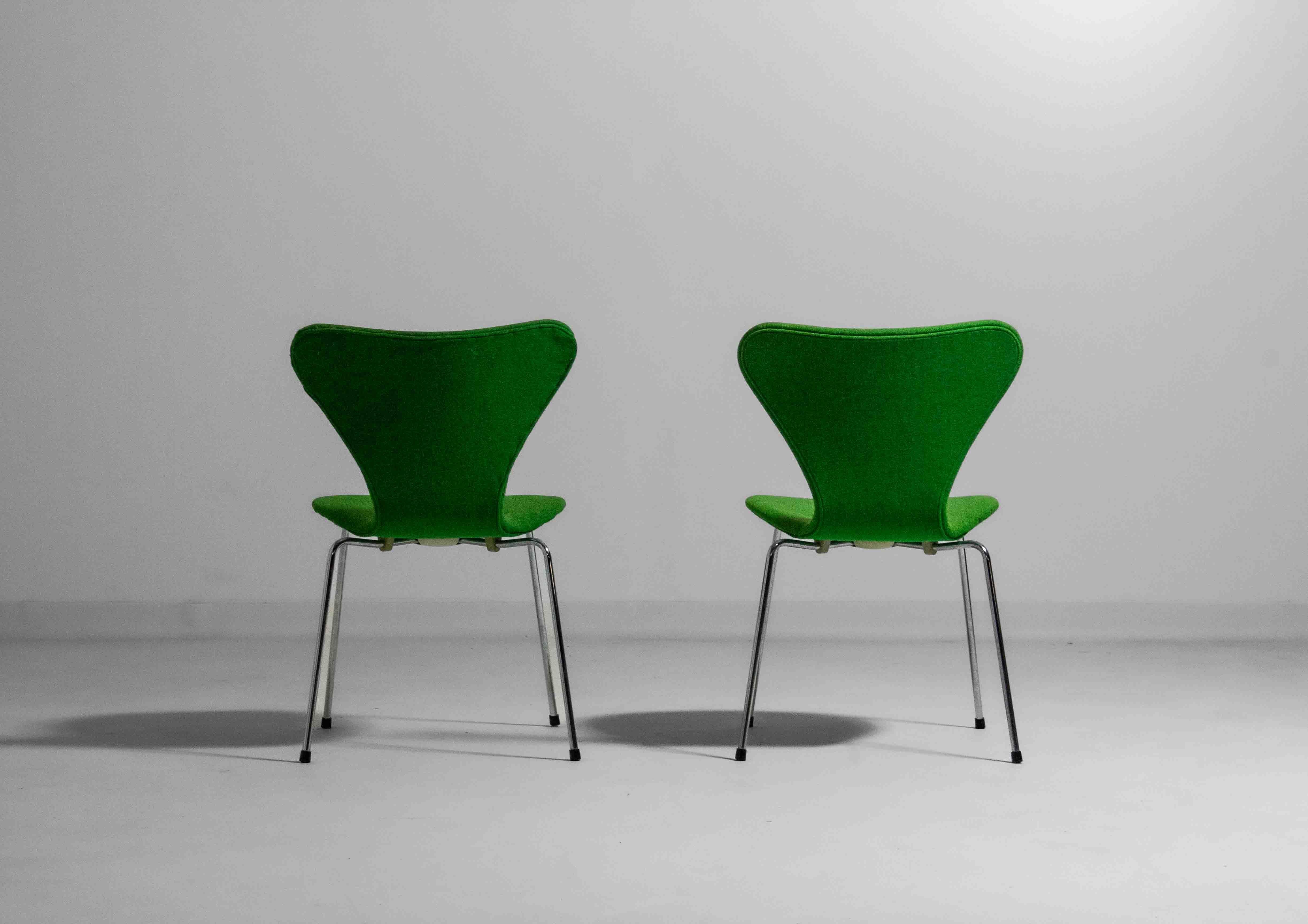 Set di 4 sedie a farfalla Fritz Hansen in tessuto verde intenso, anni '80 in vendita 3