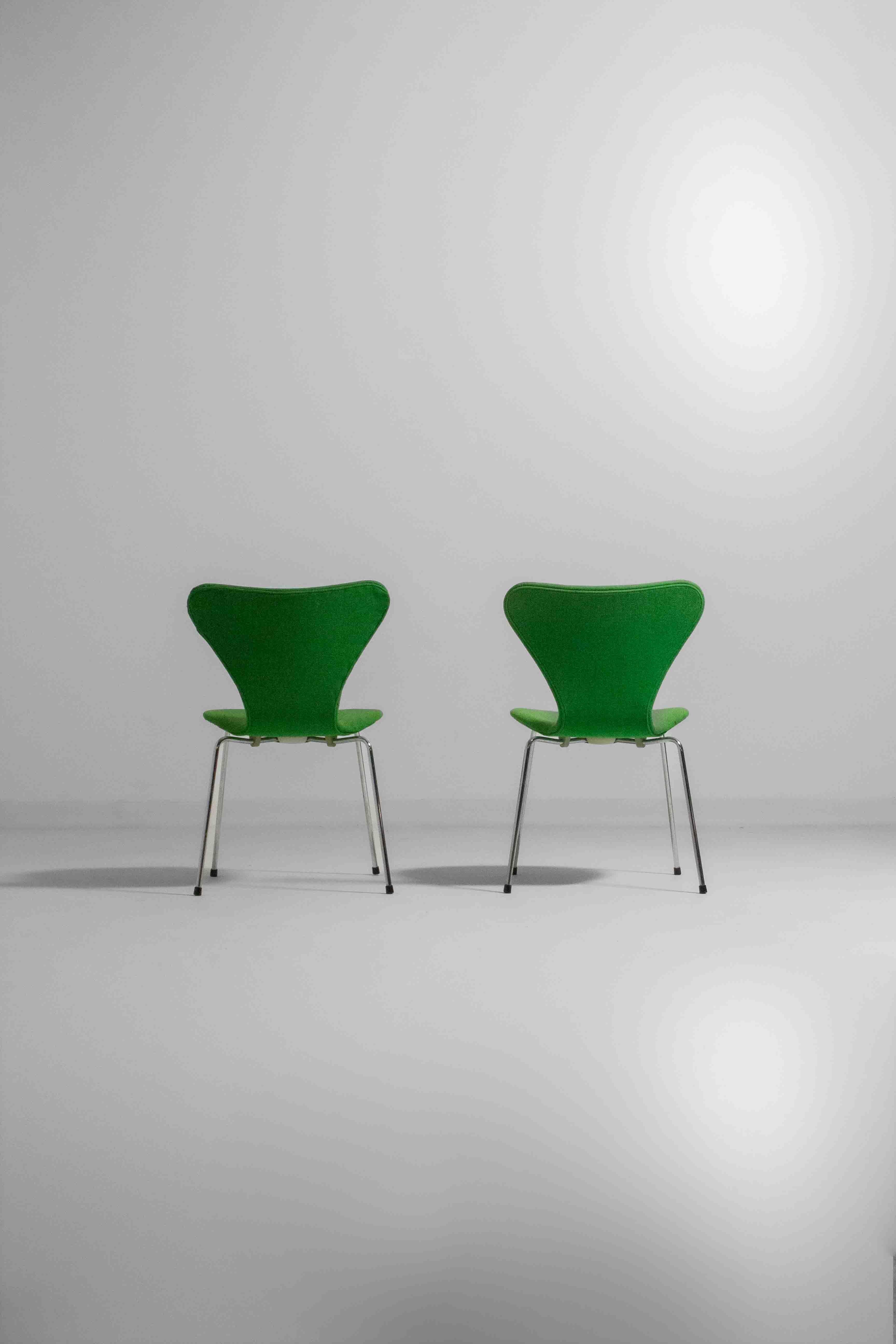 Set di 4 sedie a farfalla Fritz Hansen in tessuto verde intenso, anni '80 in vendita 4