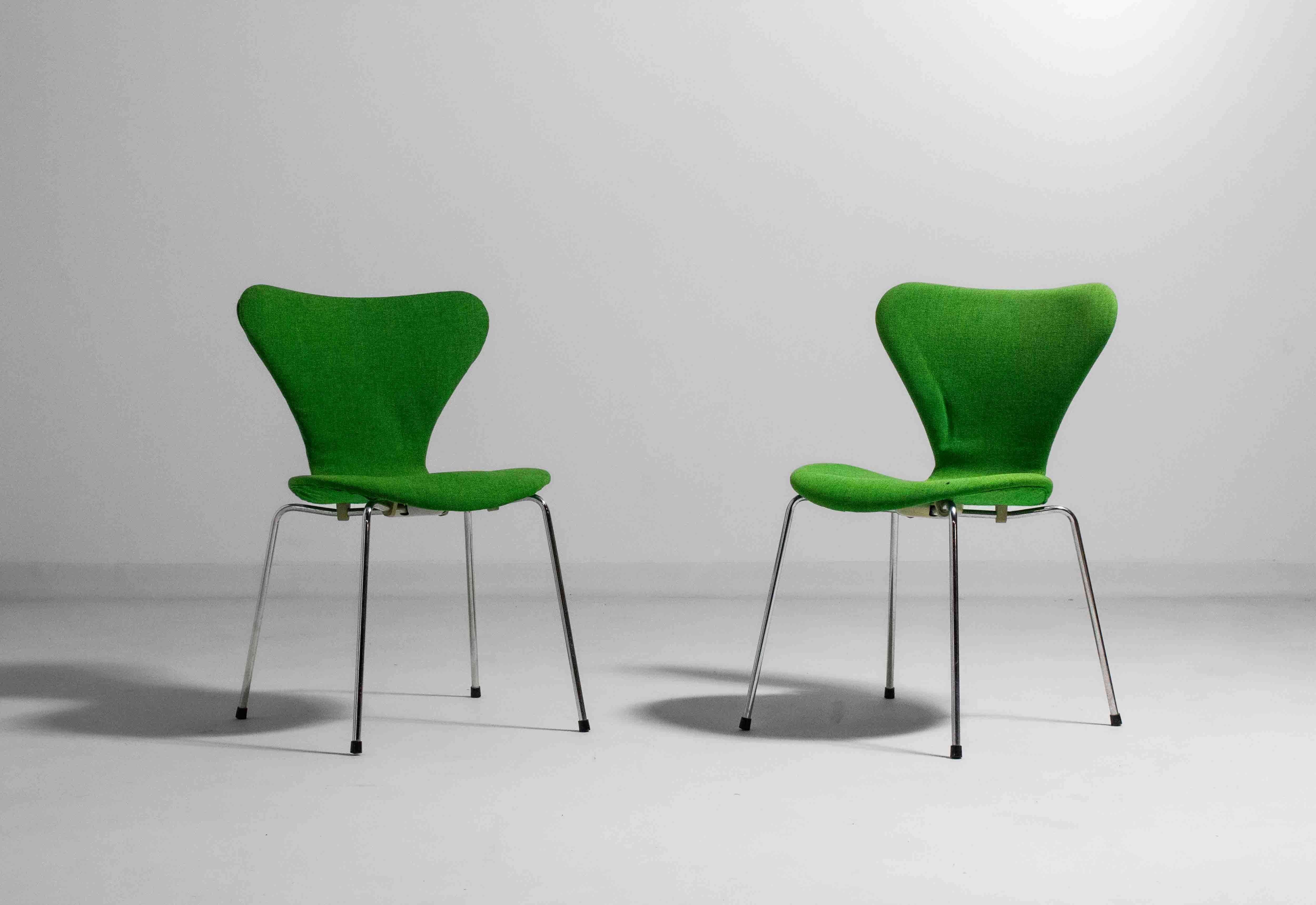 Set di 4 sedie a farfalla Fritz Hansen in tessuto verde intenso, anni '80 in vendita 7