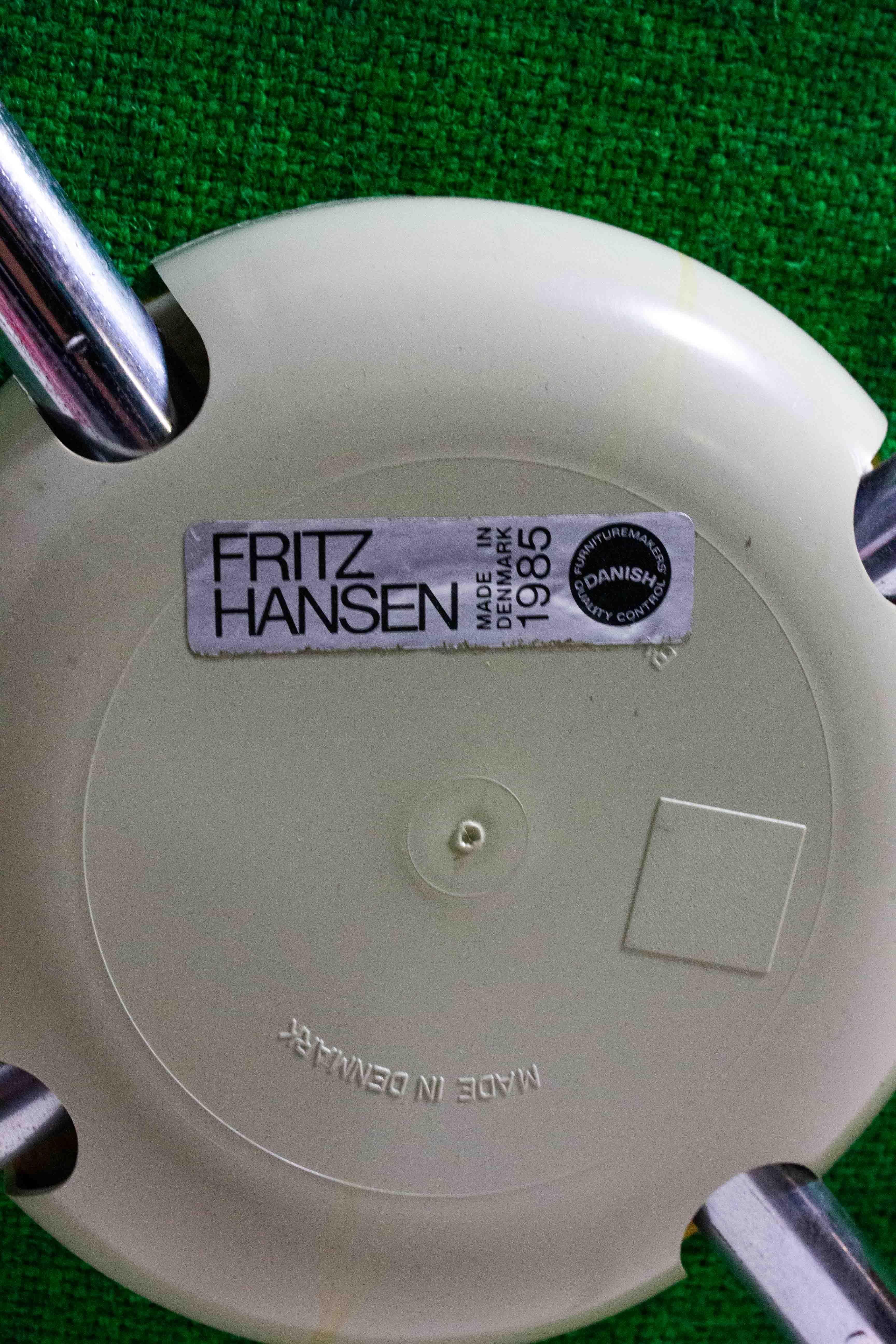 Set di 4 sedie a farfalla Fritz Hansen in tessuto verde intenso, anni '80 in vendita 9