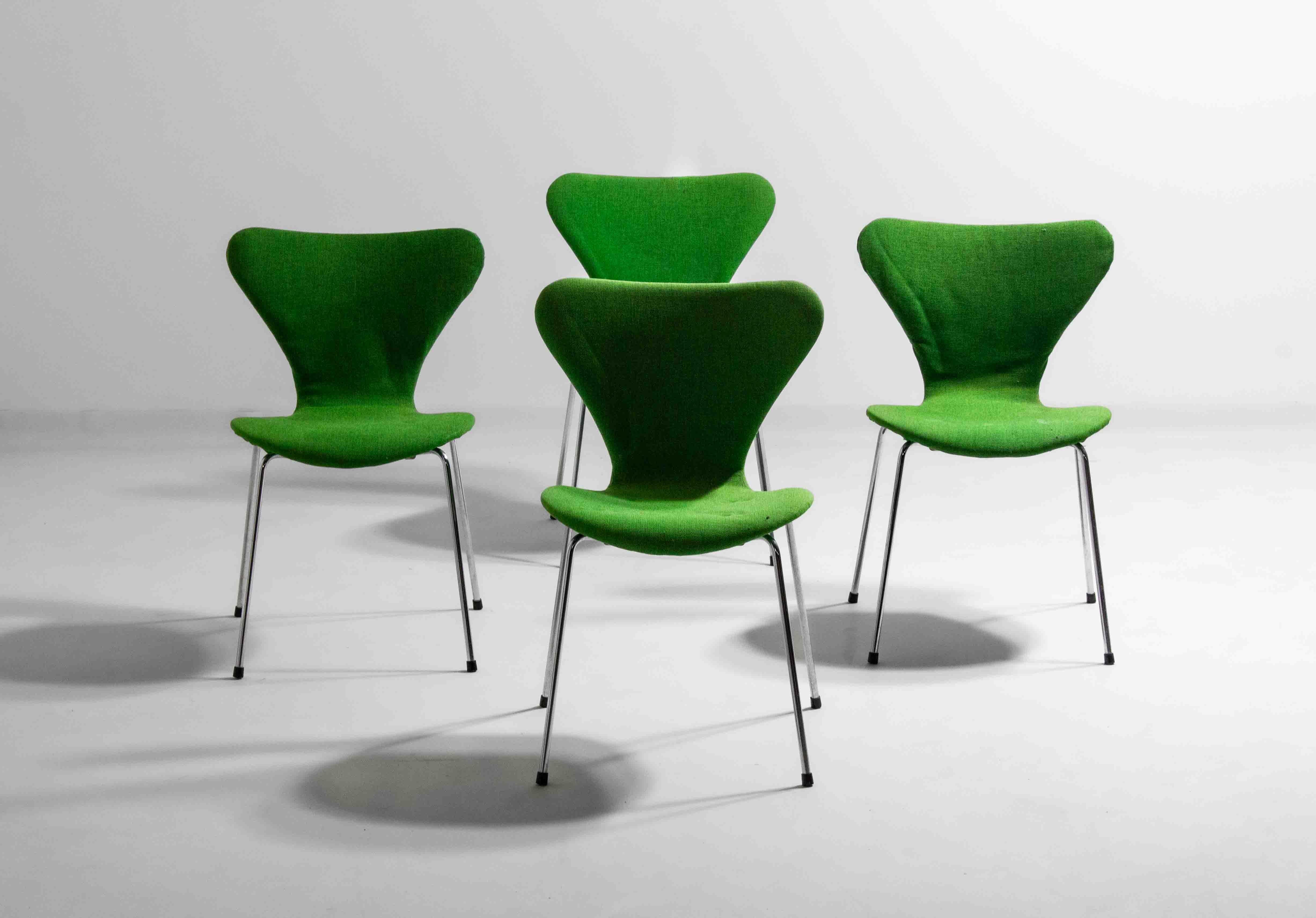 Un set di 4 suggestive sedie a farfalla di Fritz Hansen, rivestite in tessuto originale verde smeraldo. Alcuni risalgono all'81 e altri all'85.