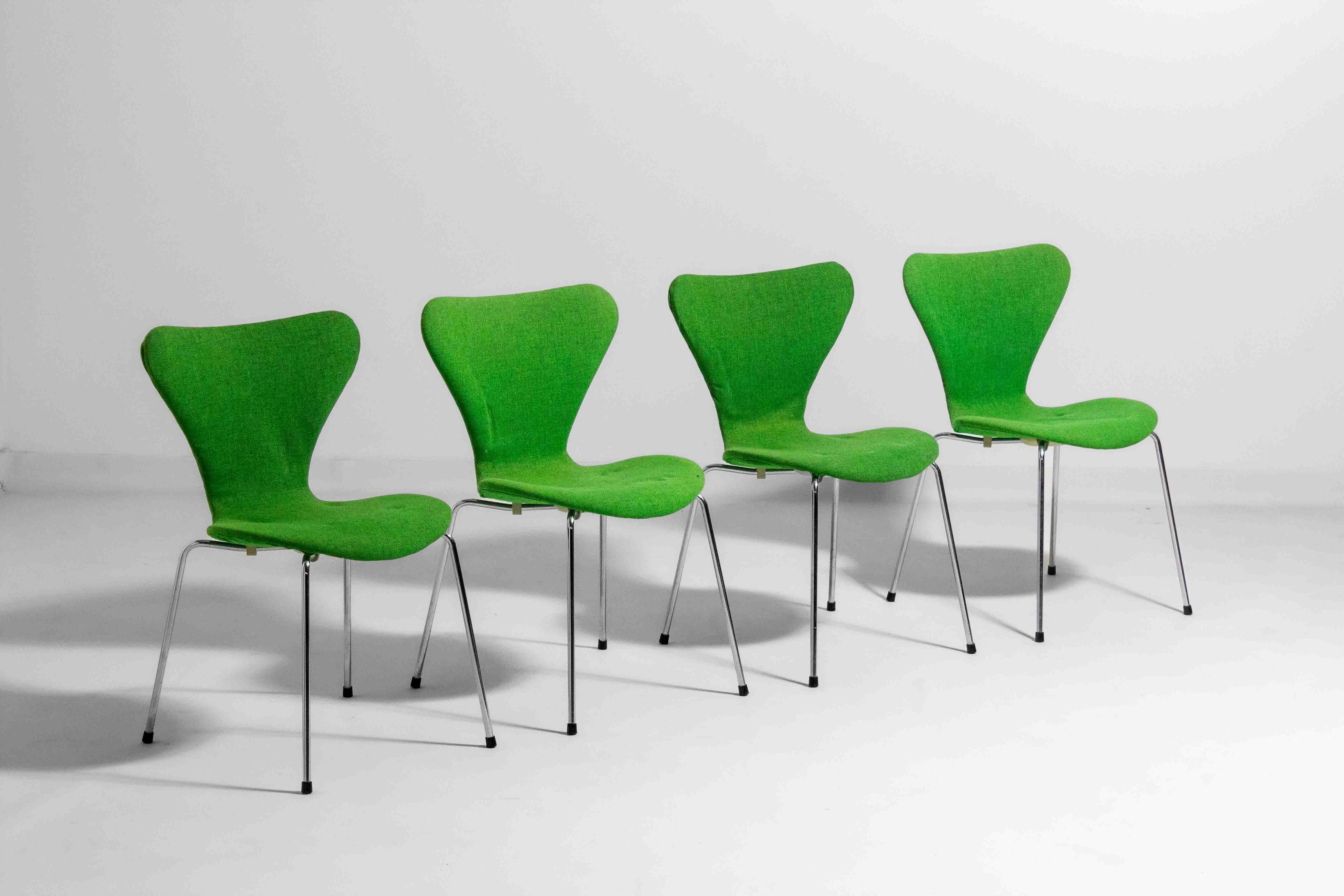 Mid-Century moderno Set di 4 sedie a farfalla Fritz Hansen in tessuto verde intenso, anni '80 in vendita