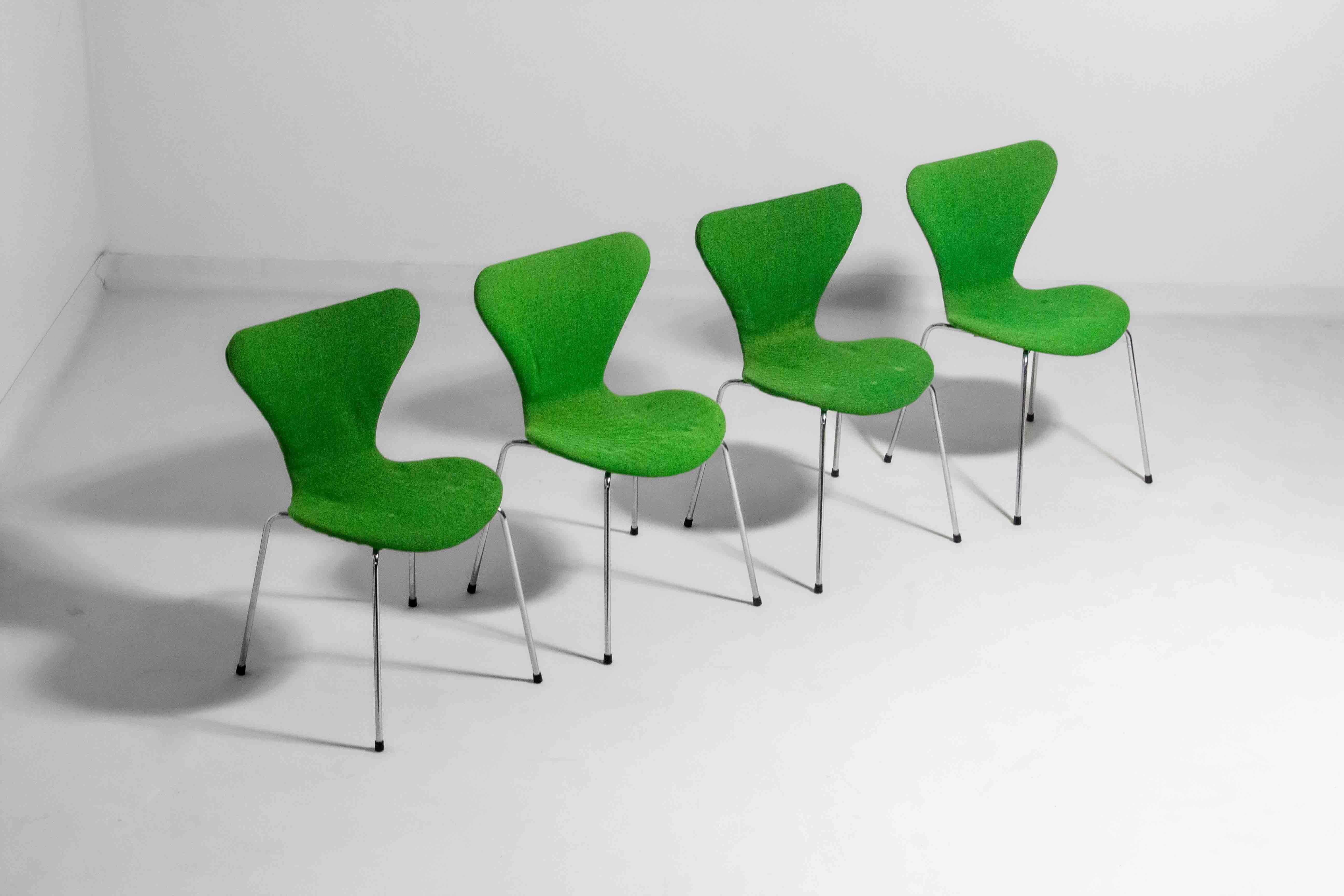 Danese Set di 4 sedie a farfalla Fritz Hansen in tessuto verde intenso, anni '80 in vendita