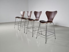4er Set Fritz Hansen Serie 7 Barhocker aus braunem Eichenholz von Arne Jacobsen