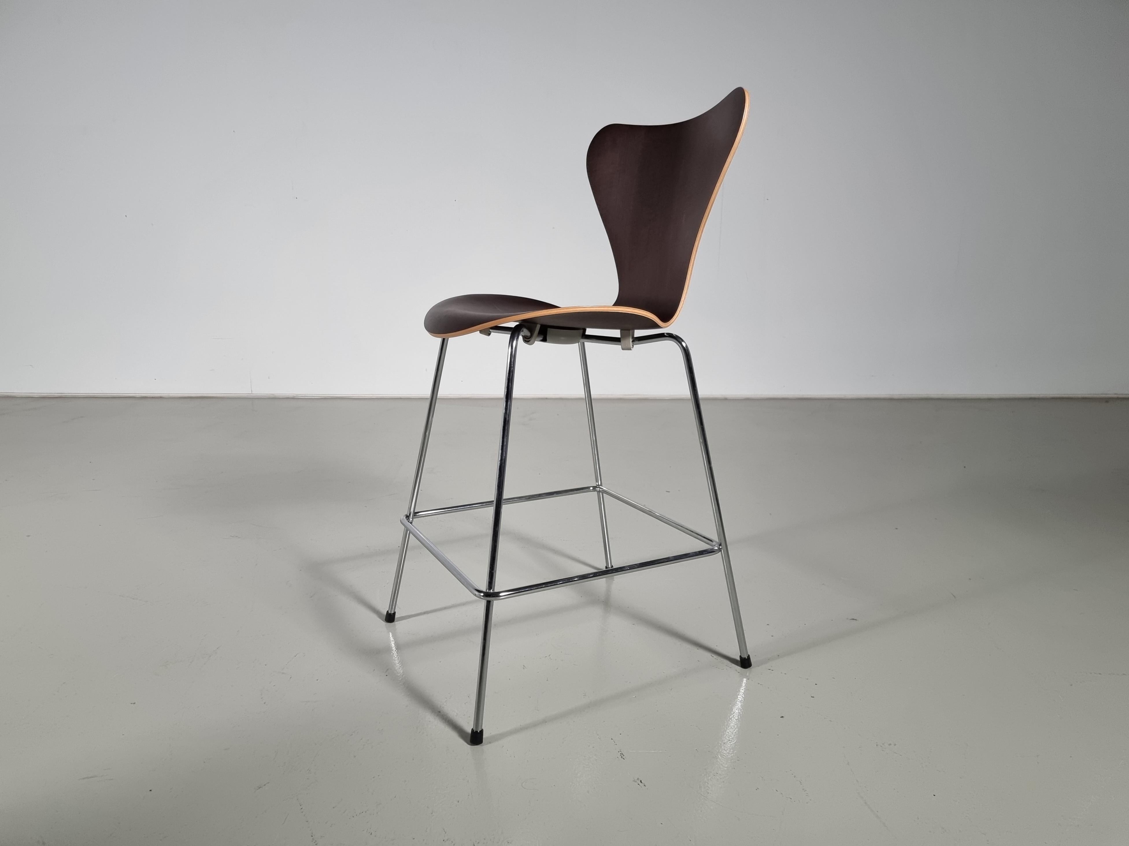 Lot de 4 tabourets de bar en contreplaqué de chêne brun Fritz Hansen Serie 7 par Arne Jacobsen en vente 1