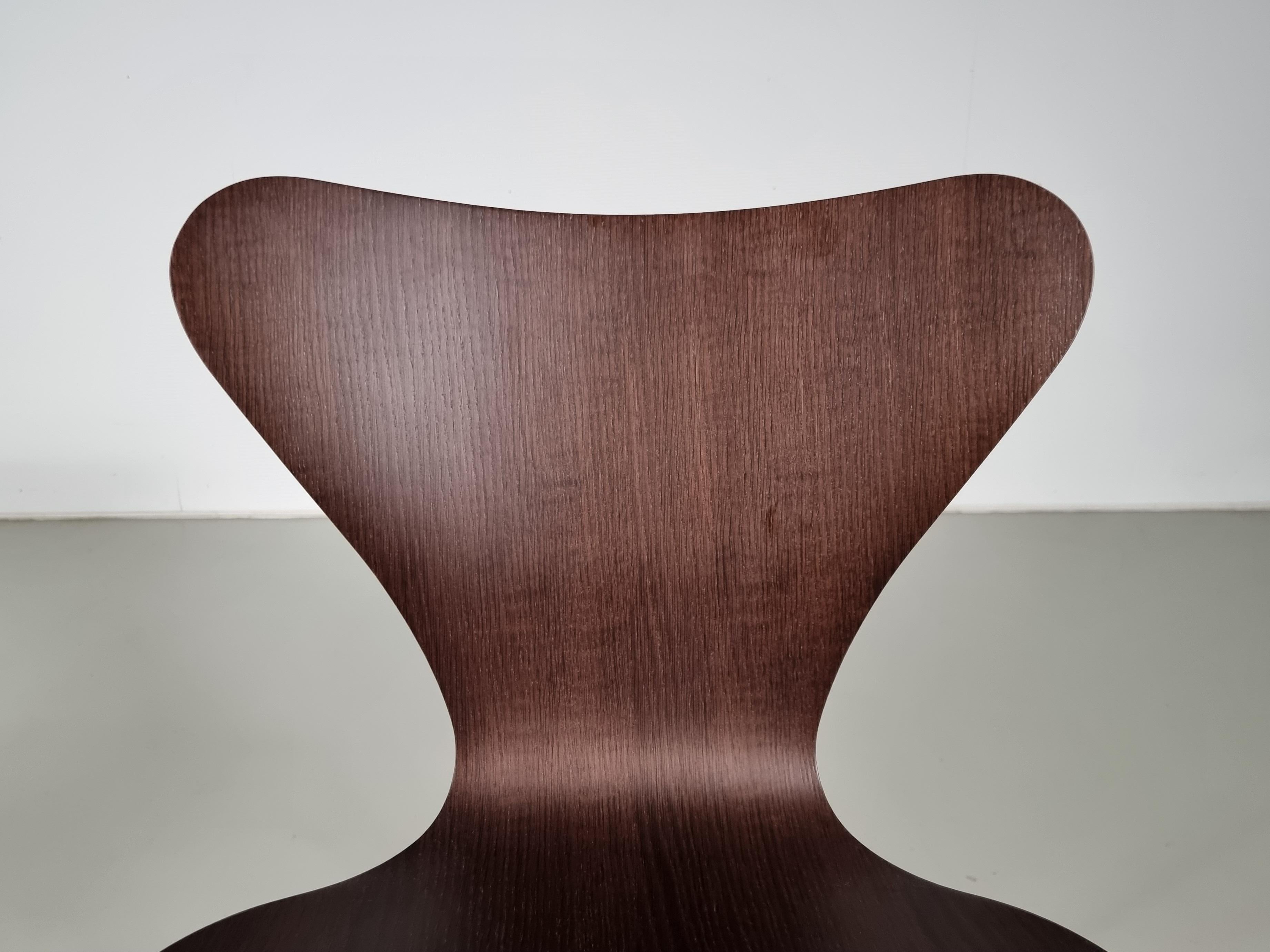 Set of 4 Fritz Hansen Serie 7 brown oak plywood barstool by Arne Jacobsen For Sale 2