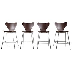 Lot de 4 tabourets de bar en contreplaqué de chêne brun Fritz Hansen Serie 7 par Arne Jacobsen