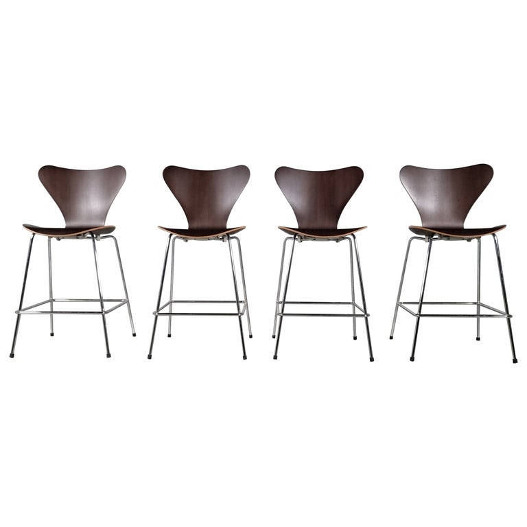Set of 4 Fritz Hansen Serie 7 brown oak plywood barstool by Arne Jacobsen