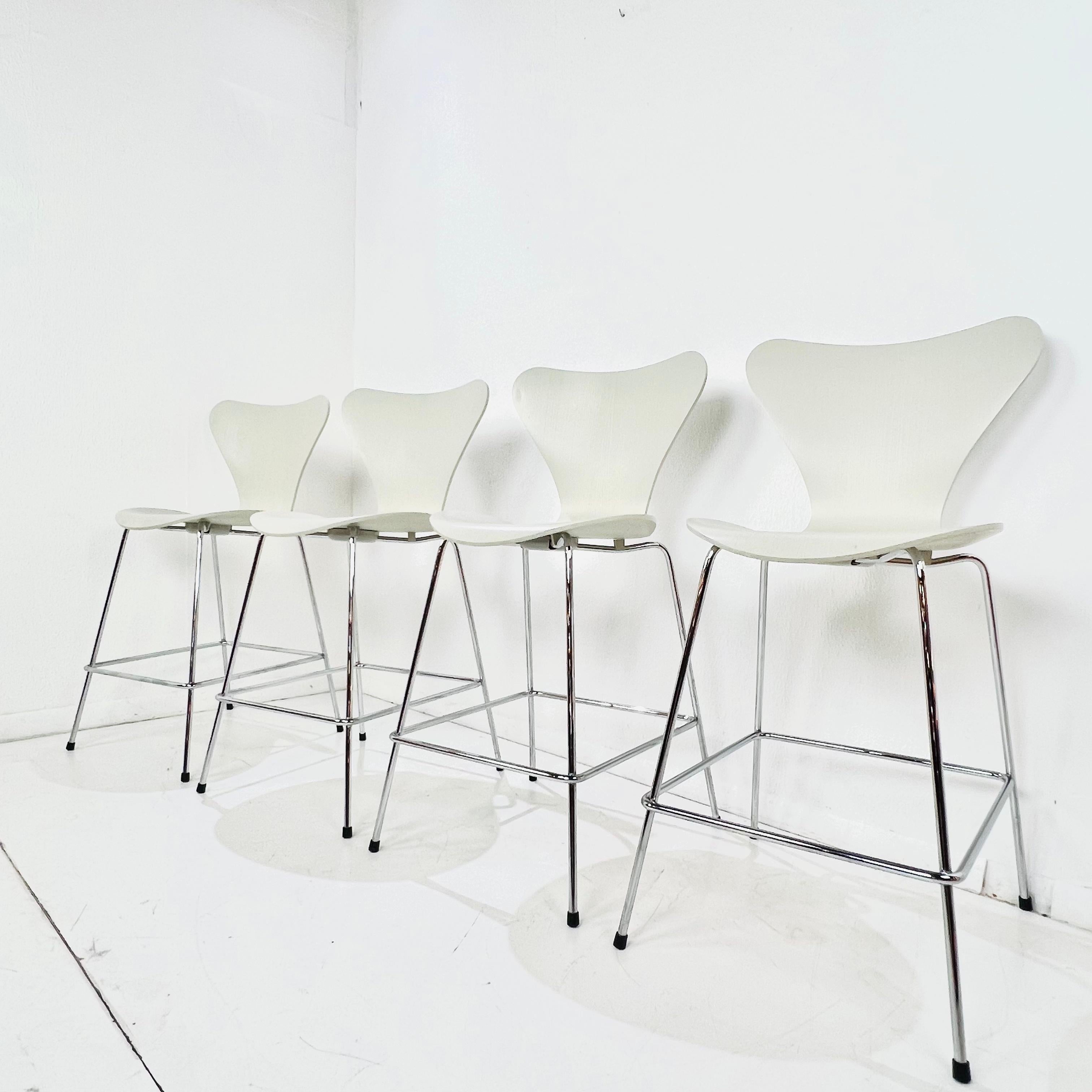 XXI secolo e contemporaneo Set di 4 sgabelli da banco Fritz Hansen 
