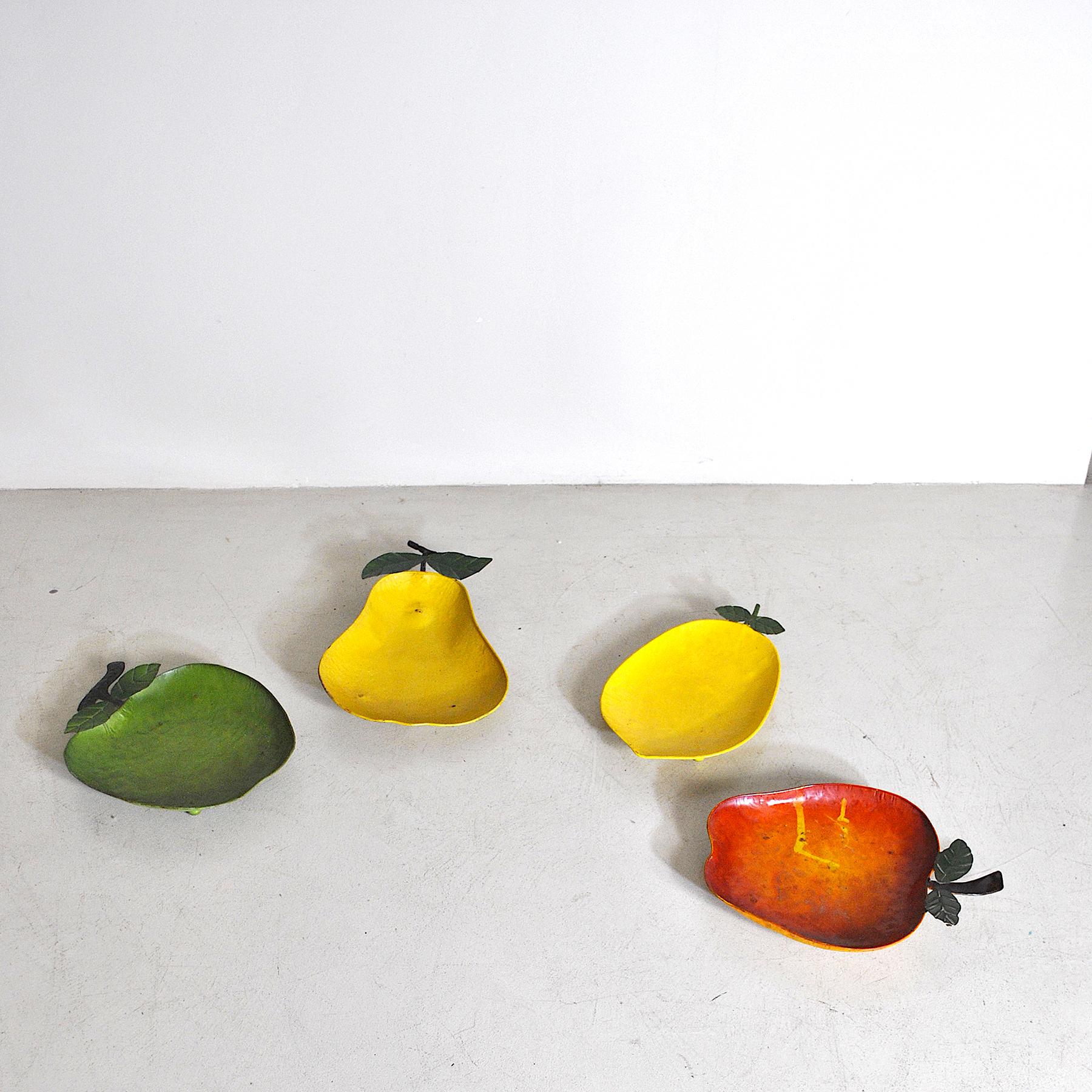 Set of four fruit stand centerpieces in enameled metal Italian production from the 60's.
Dimensions:


Lemon 38×23 cm

Red apple 38×29 cm

Green apple 38×29 cm

Pear 40×27 cm.