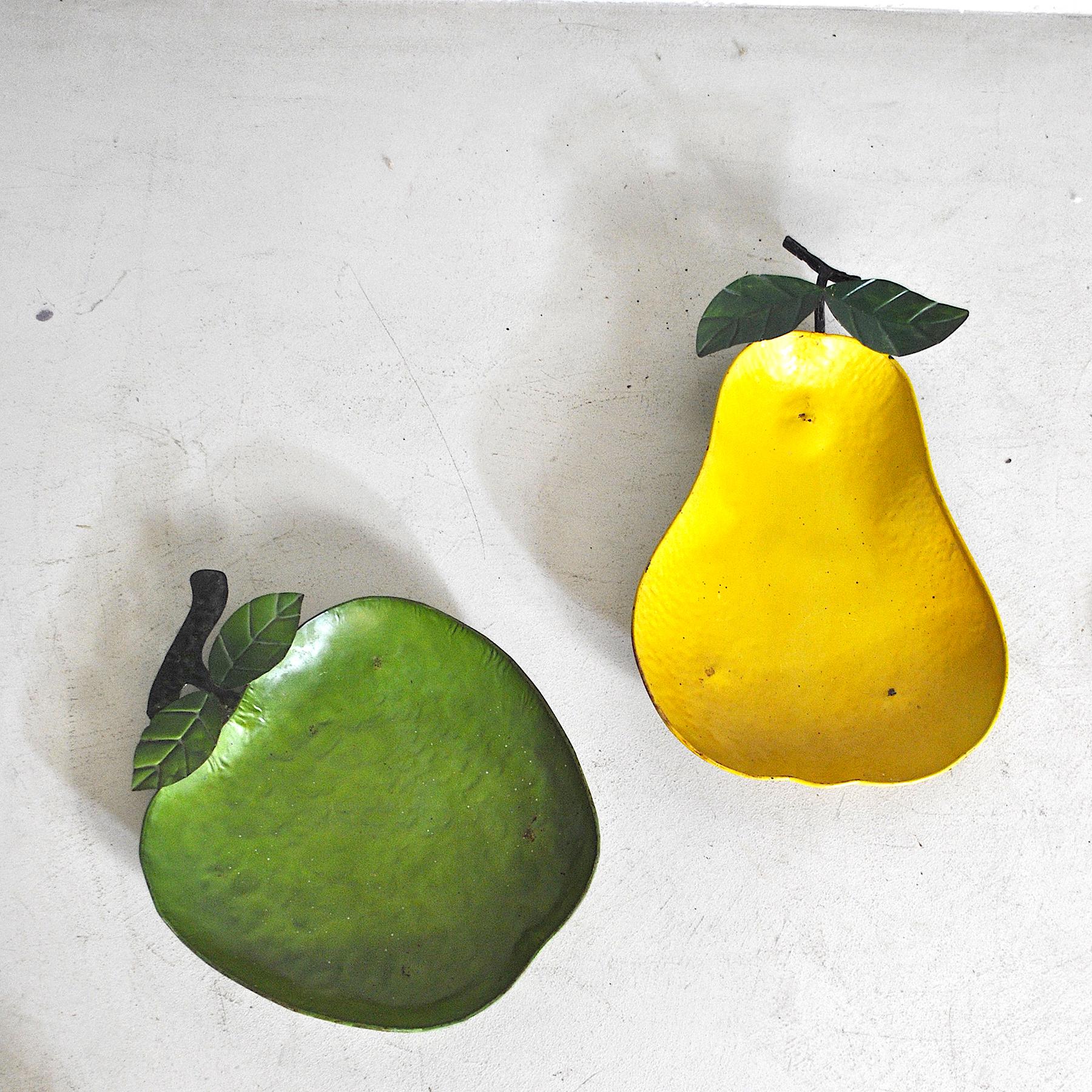Set of 4 Fruit-Shaped Objects in Enameled Metal, Italian Manufacture In Good Condition For Sale In bari, IT