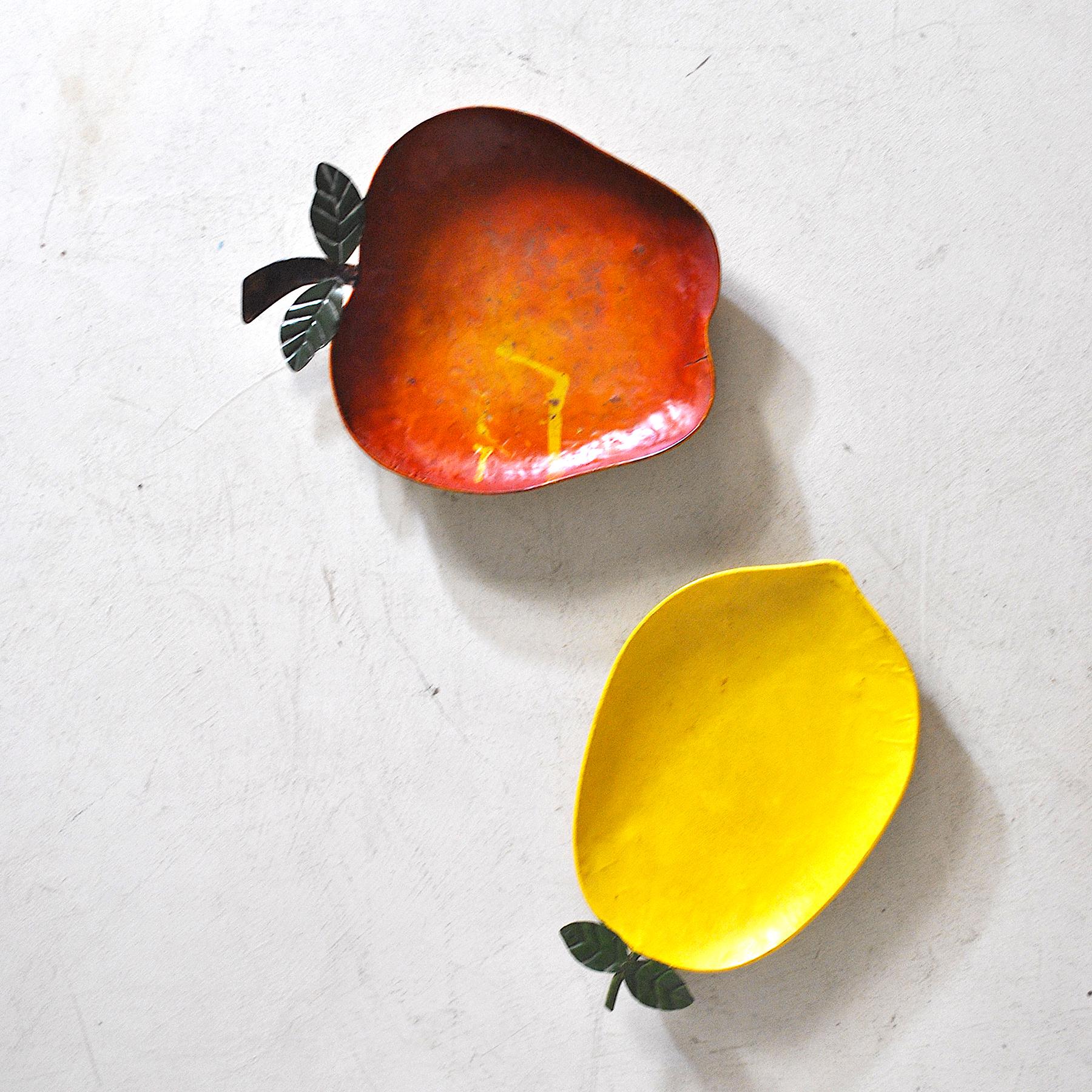 Set von 4 fruitförmigen Objekten aus emailliertem Metall, italienische Herstellung (Italienisch) im Angebot