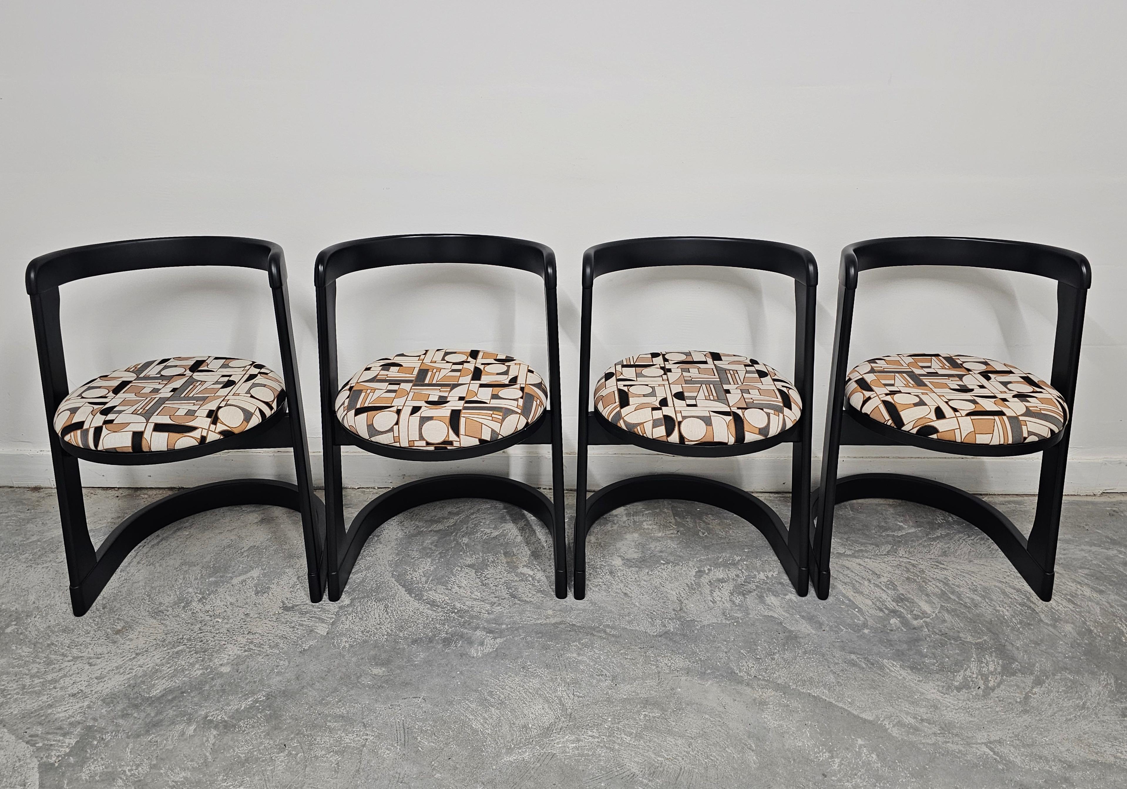 Vous trouverez dans cette annonce un ensemble de 4 chaises 