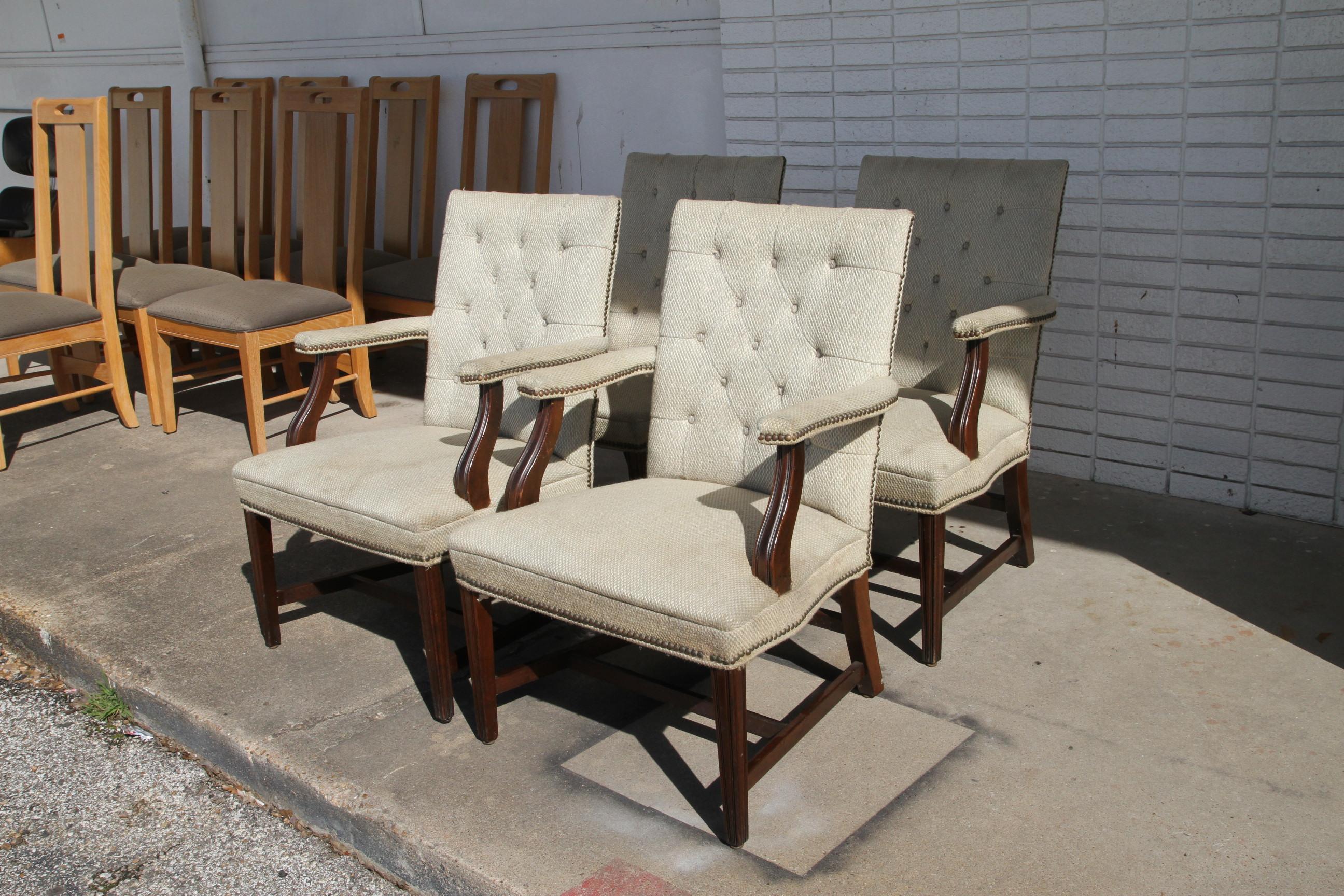 Se trata de un juego de 4 sillas de comedor de estilo Gainsborough. Todas tienen brazos y tienen un tejido vintage. Los brazos y las patas son de nogal y proporcionan un bonito contraste con la tela. Te proporcionarán un asiento cómodo en tus