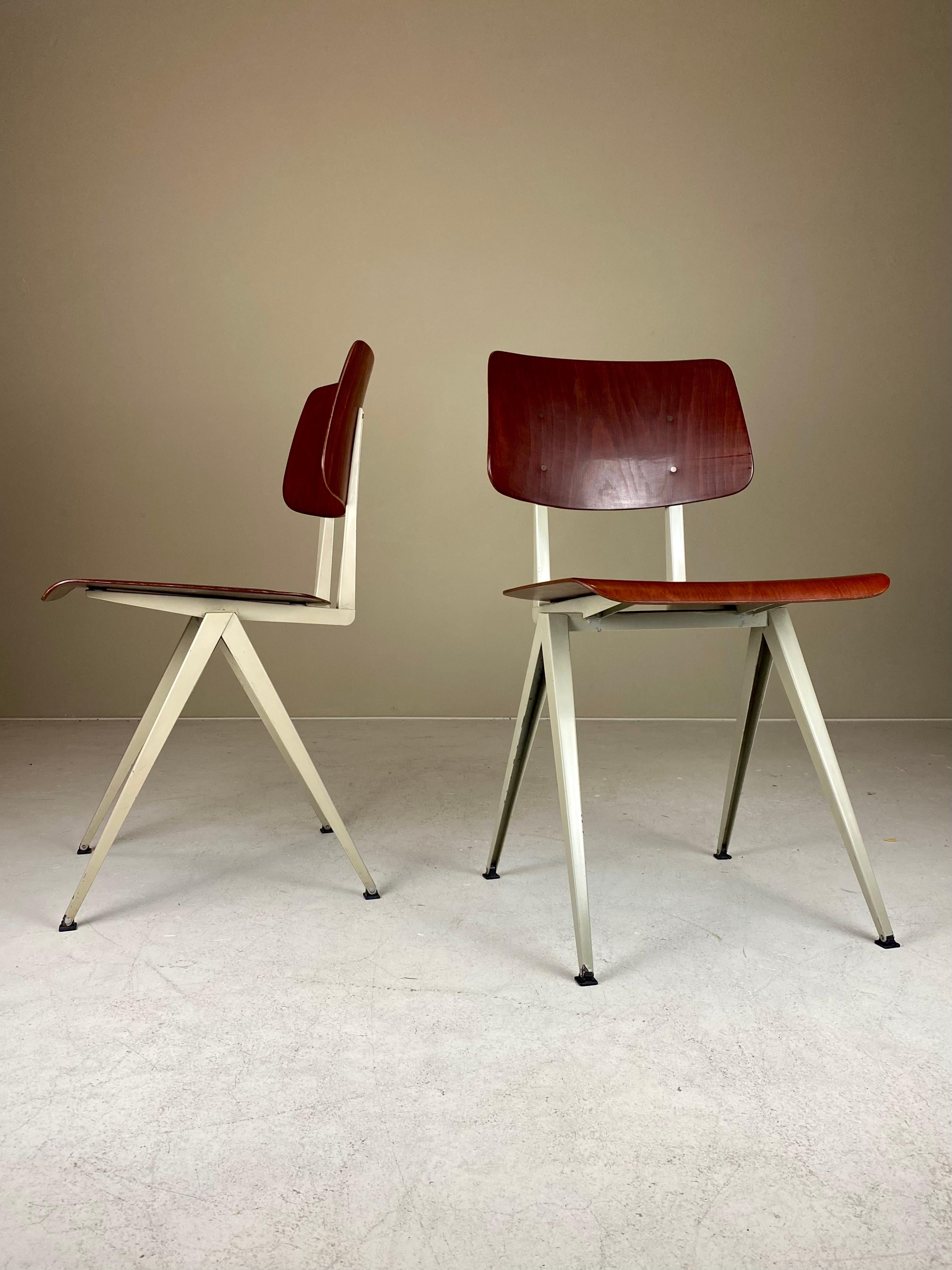Zum Verkauf steht ein schöner Satz von vier Galvanitas S16 Compass Chairs, der wohl kultigste Schulstuhl, der je produziert wurde. Der erste, der mit Blech designte, war natürlich Jean Prouve, aber in den Niederlanden explodierten die Experimente