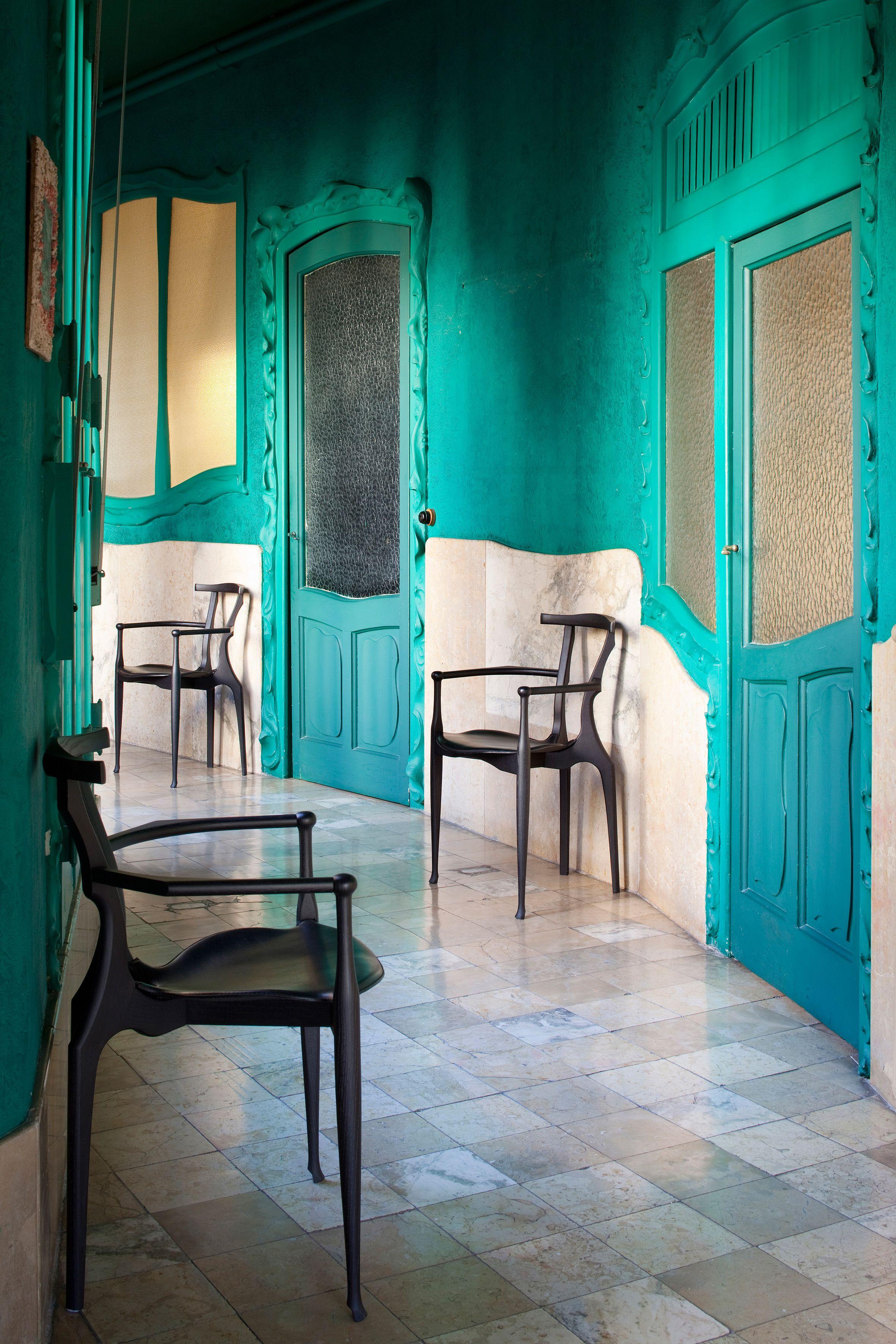 Verni Ensemble de 4 chaises de salle à manger Gaulino par Oscar Tusquets, bois de frêne teinté noir, Espagne en vente