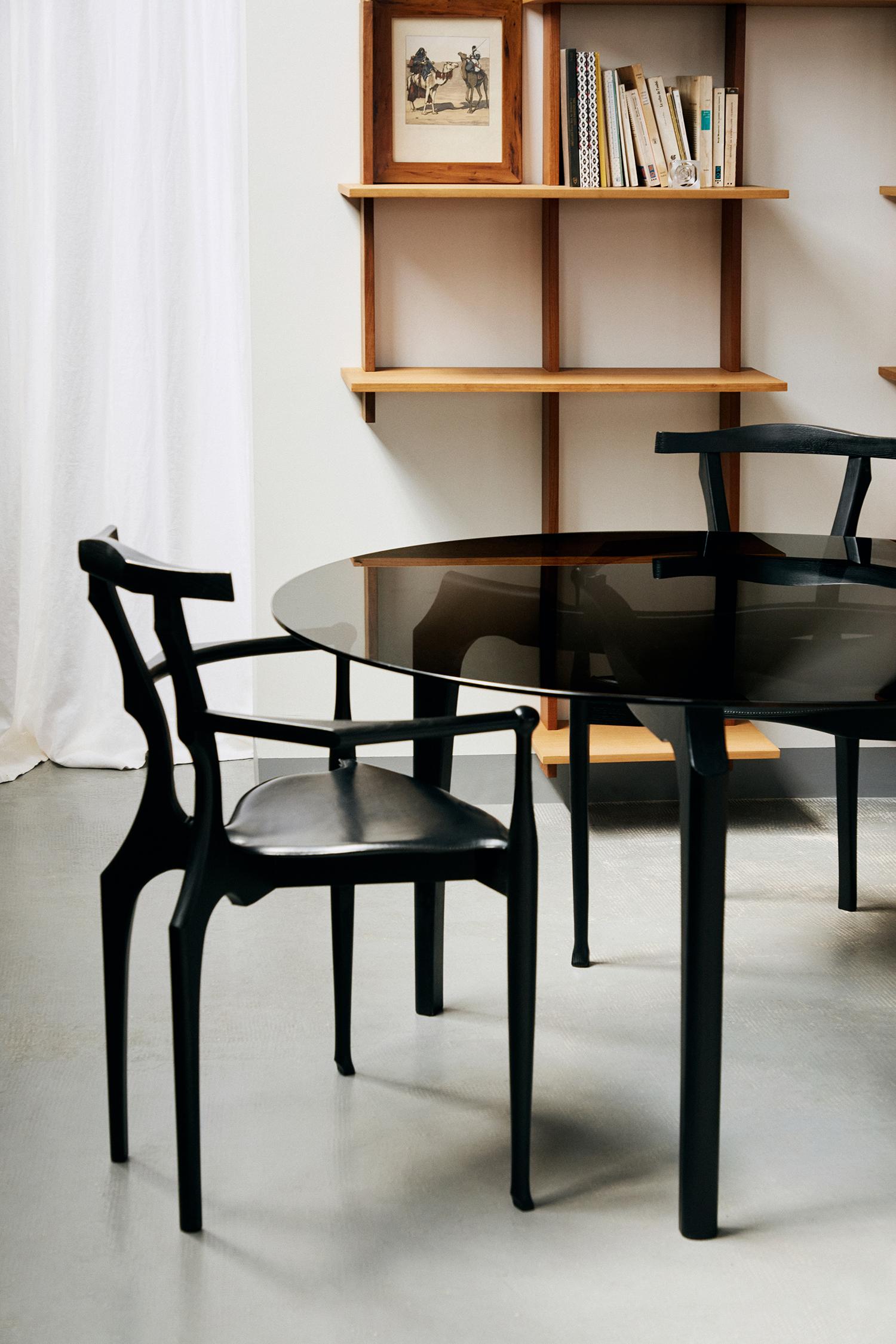 Ensemble de 4 chaises de salle à manger Gaulino par Oscar Tusquets, bois de frêne teinté noir, Espagne en vente 3