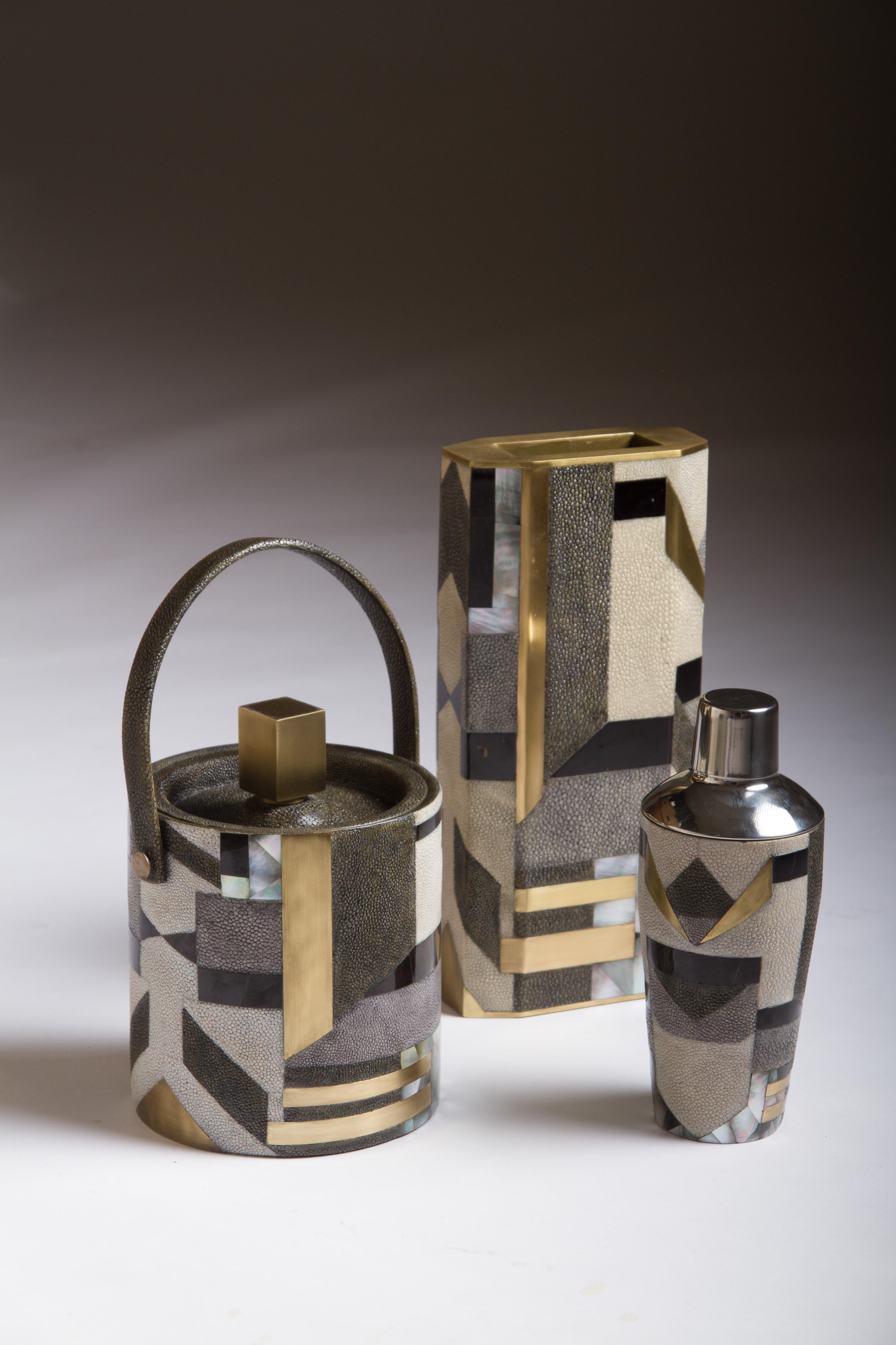 Art déco Ensemble de 4 sous-verres géométriques incrustés en galuchat, coquillage et laiton de Kifu, Paris en vente