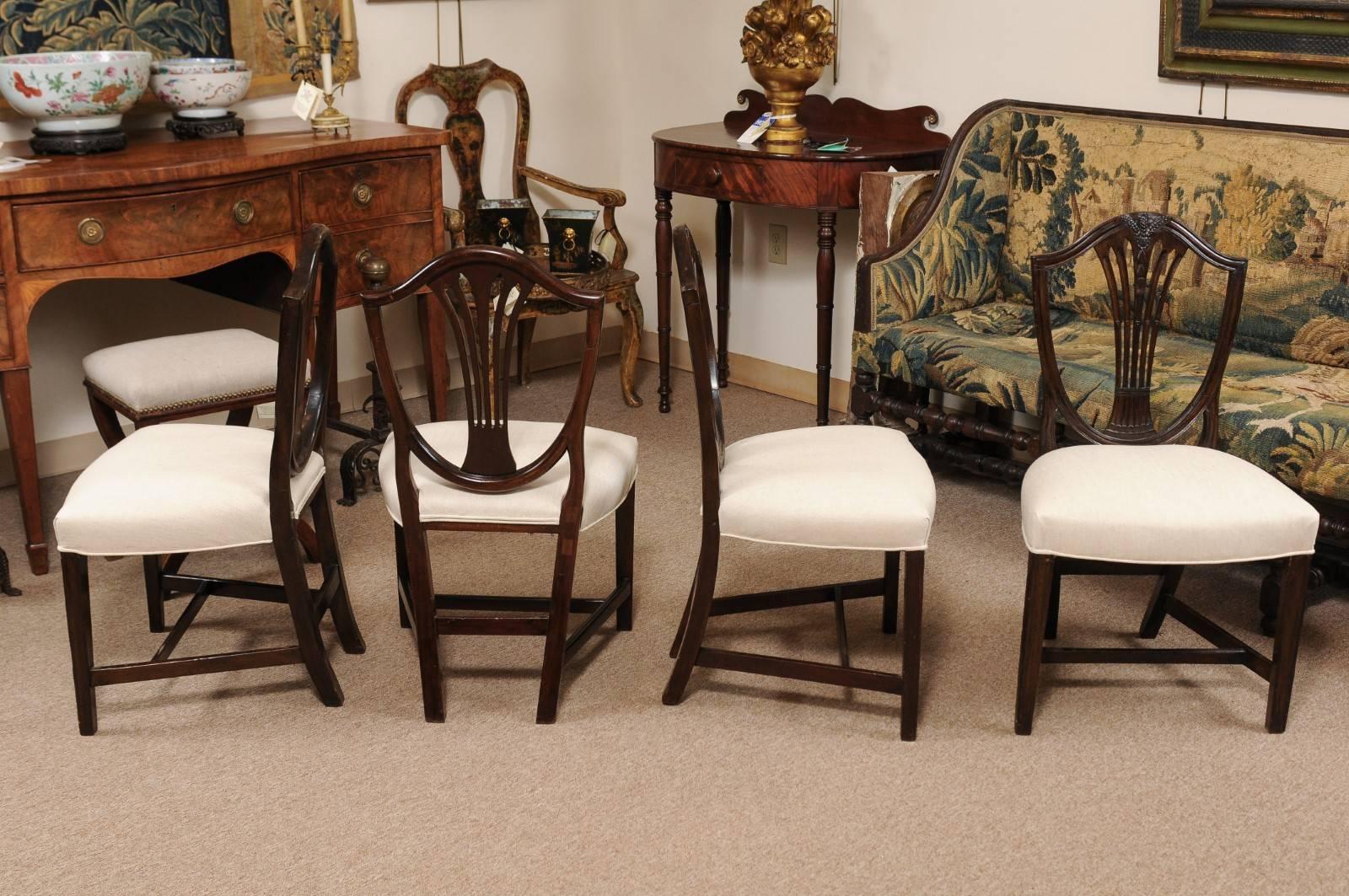 English Set of 4 George III Mahogany Shieldback Dining Chairs, England For Sale