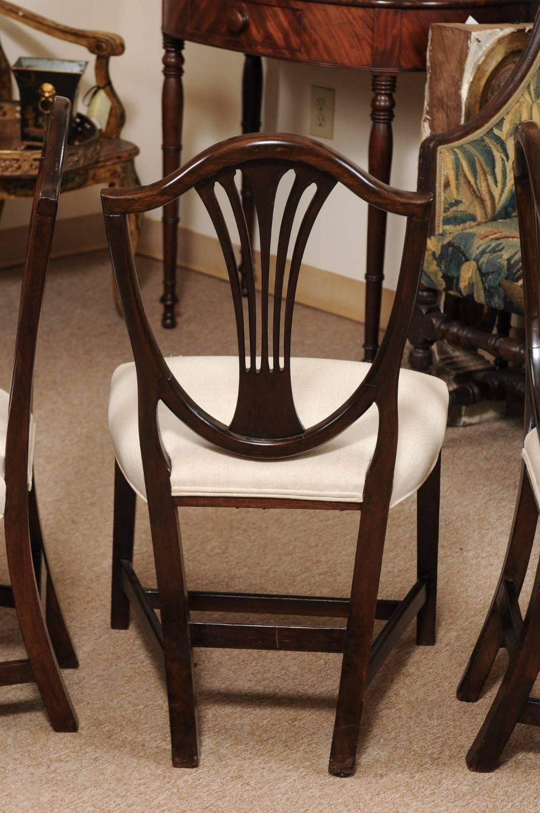 19th Century Set of 4 George III Mahogany Shieldback Dining Chairs, England For Sale