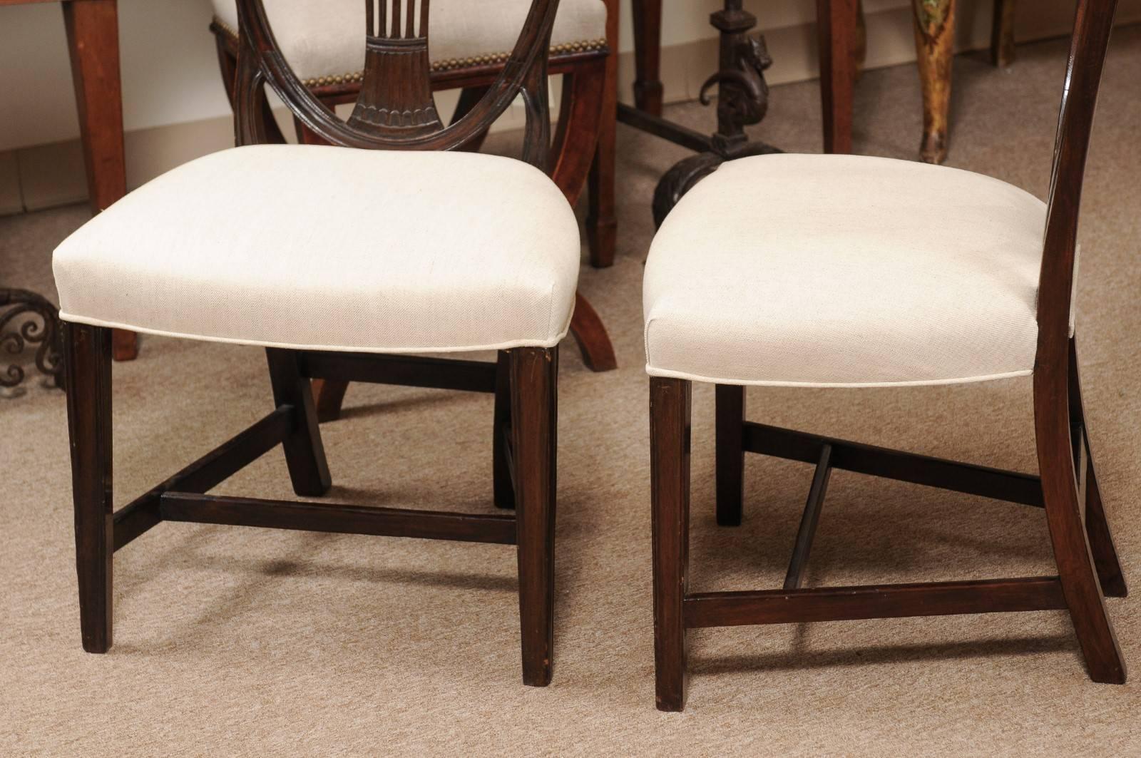 Linen Set of 4 George III Mahogany Shieldback Dining Chairs, England For Sale