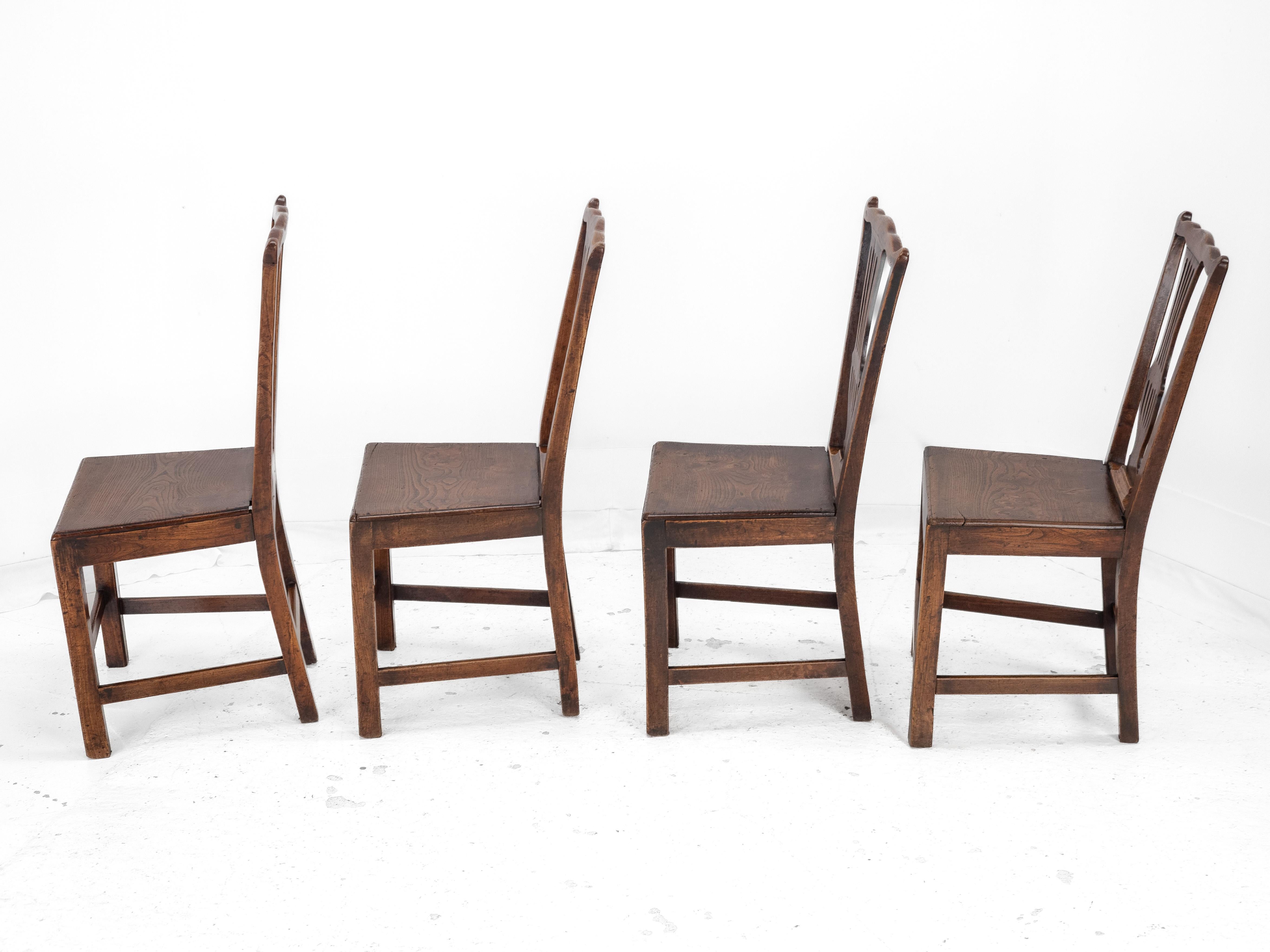Set of 4 Georgian Elm Chippendale Country Dining Chairs Late c.18th (George III) In Good Condition For Sale In Leeds, GB