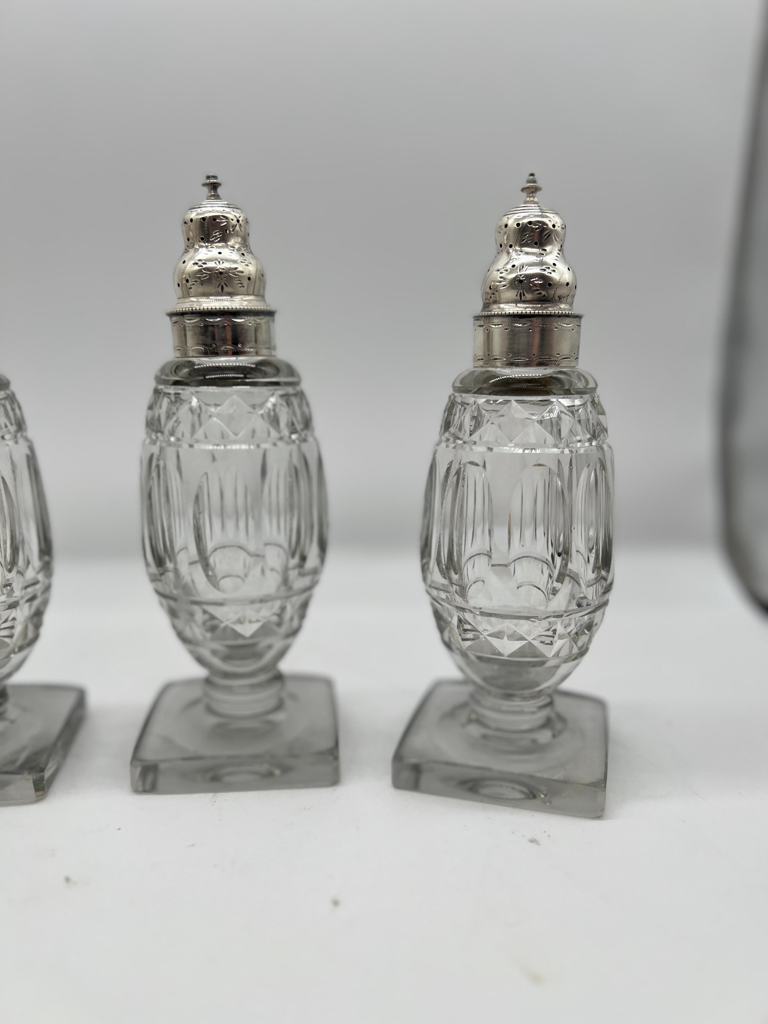 Georgien Ensemble de 4 salières et poivrières en argent et cristal taillé de style géorgien en vente