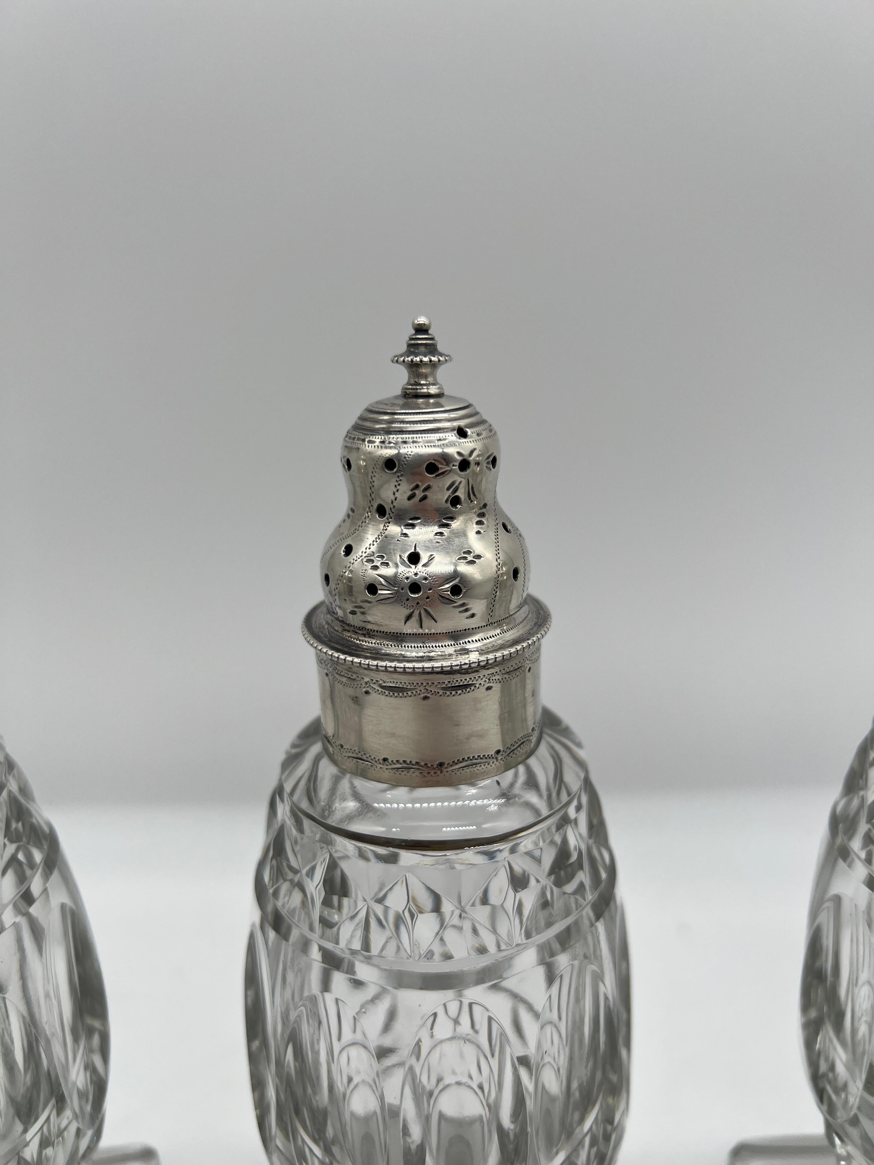 Britannique Ensemble de 4 salières et poivrières en argent et cristal taillé de style géorgien en vente