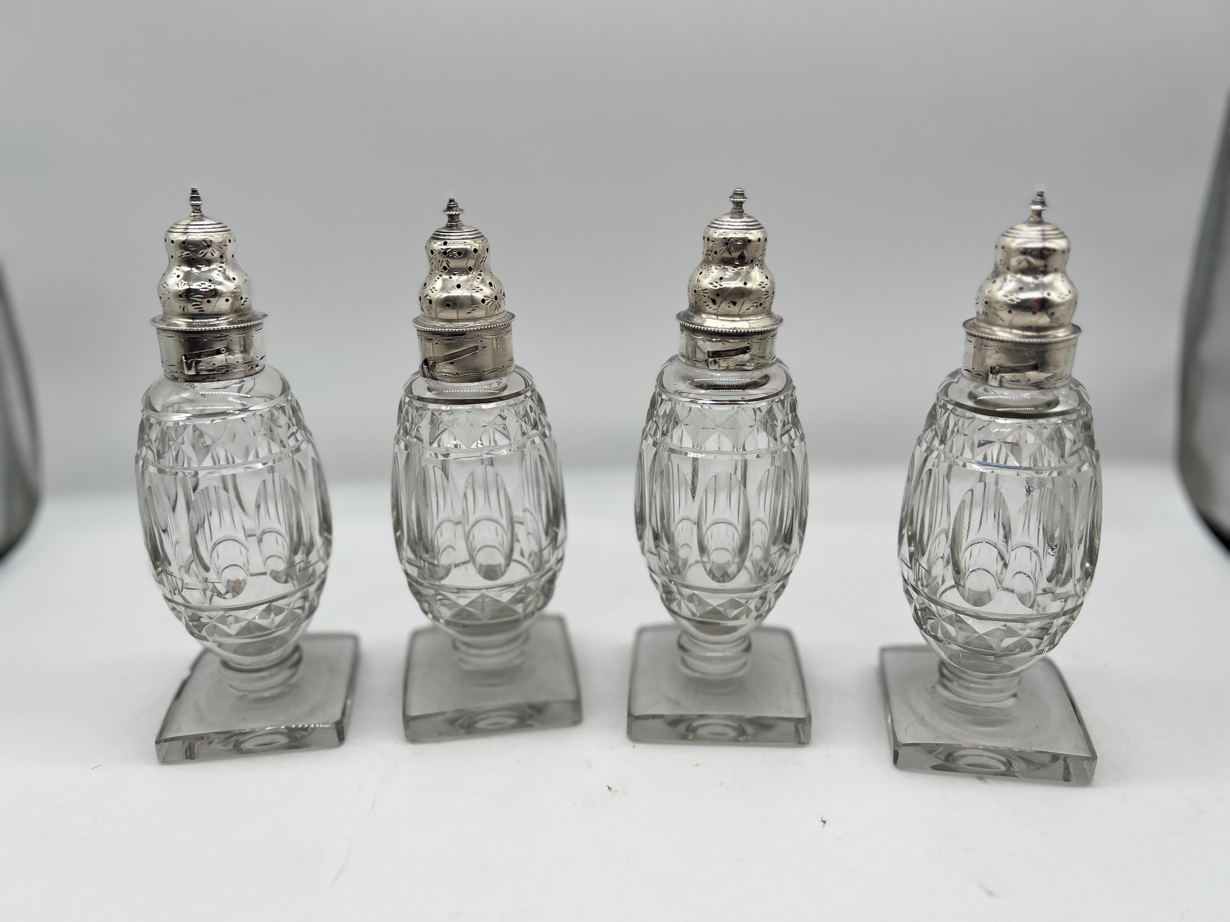 Ensemble de 4 salières et poivrières en argent et cristal taillé de style géorgien Bon état - En vente à Atlanta, GA