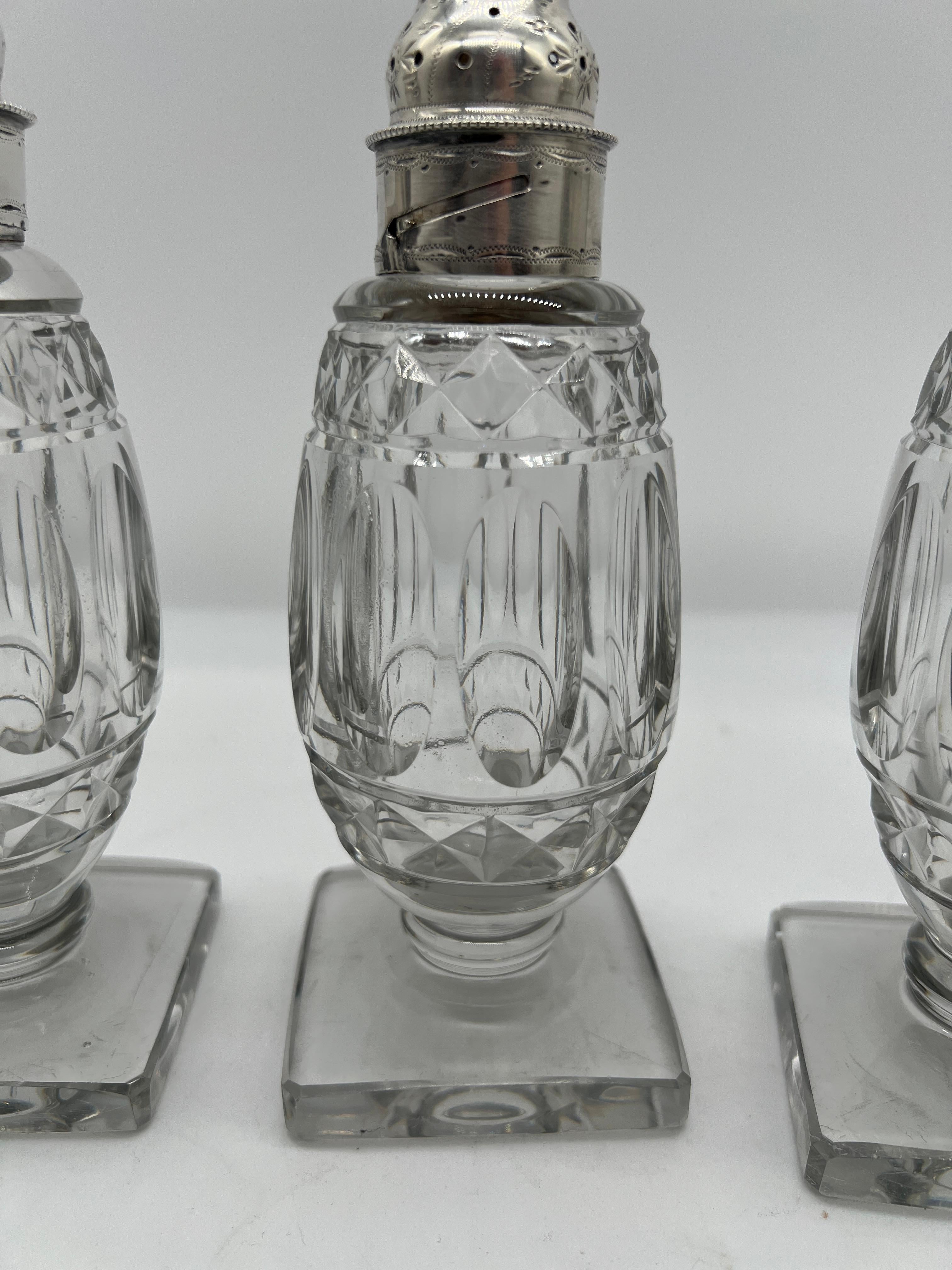 XIXe siècle Ensemble de 4 salières et poivrières en argent et cristal taillé de style géorgien en vente
