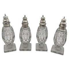 Juego de 4 saleros y pimenteros georgianos de plata y cristal tallado