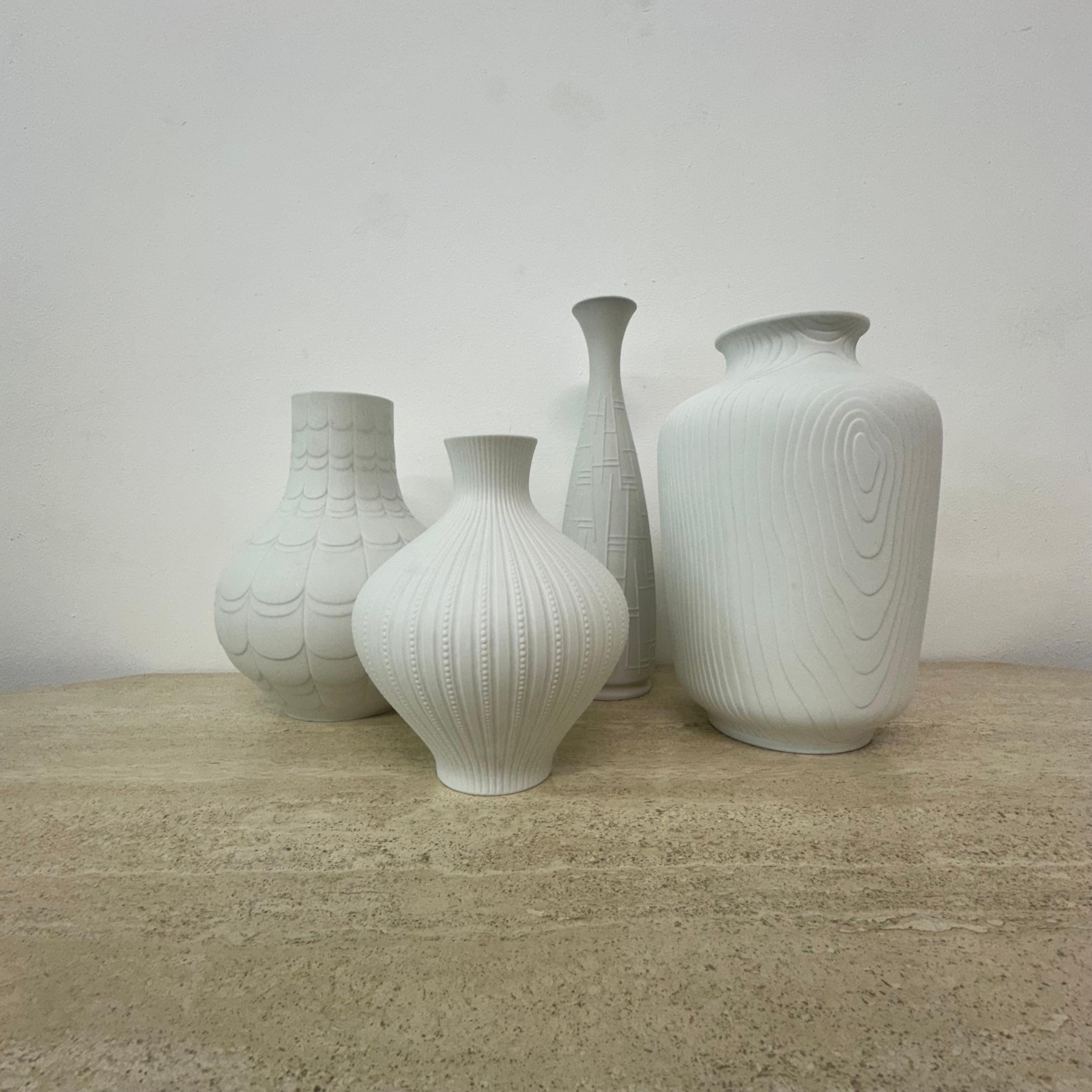 Dimensioni:  25 cm di altezza, 20 cm di diametro
Altezza 33 cm, diametro 8 cm
19 cm di altezza 16 cm di diametro
27 cm di altezza 18 cm di diametro
Condizioni: Buono
Materiale: Ceramica