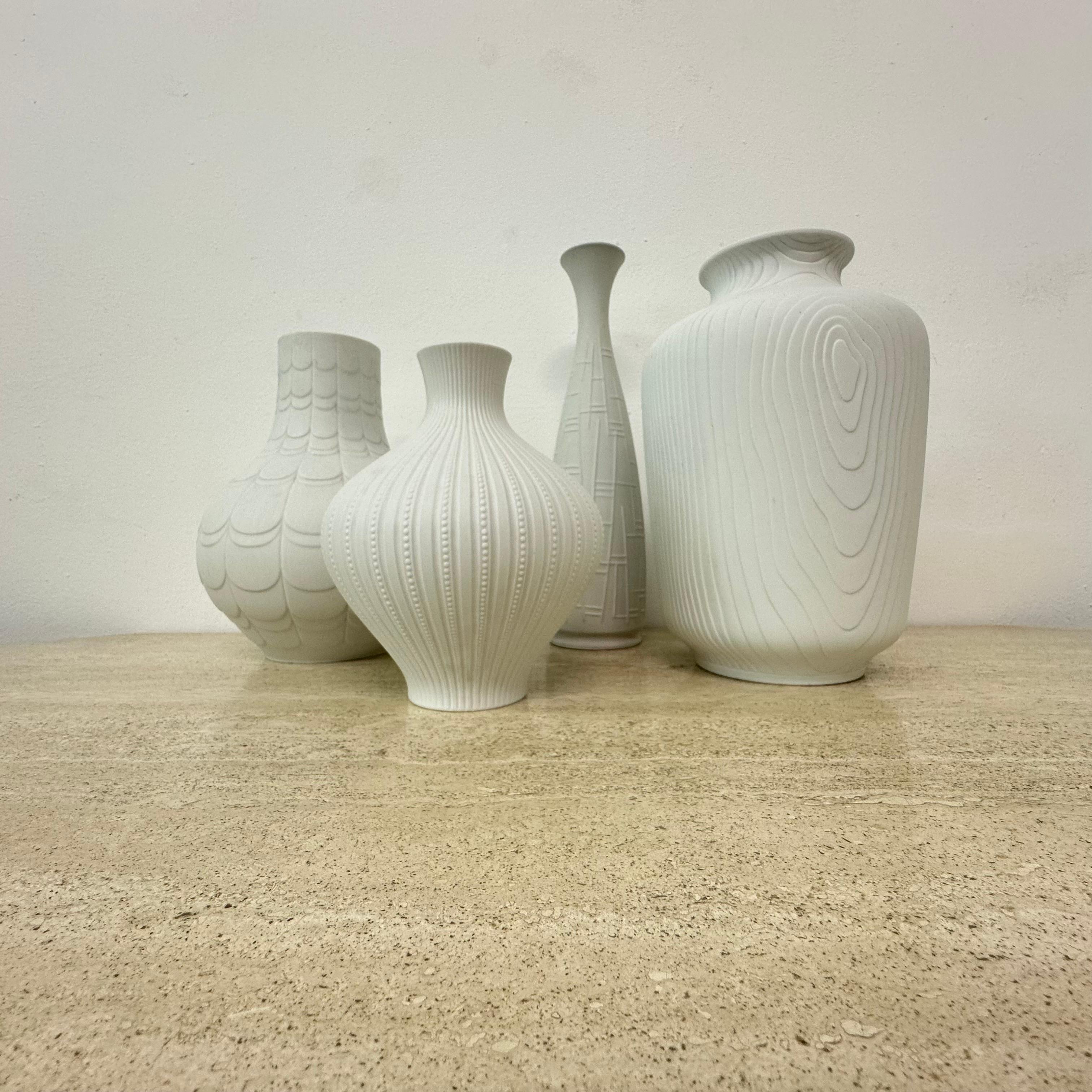 Fine XX secolo Set di 4 vasi tedeschi in bisquit, anni '70 in vendita