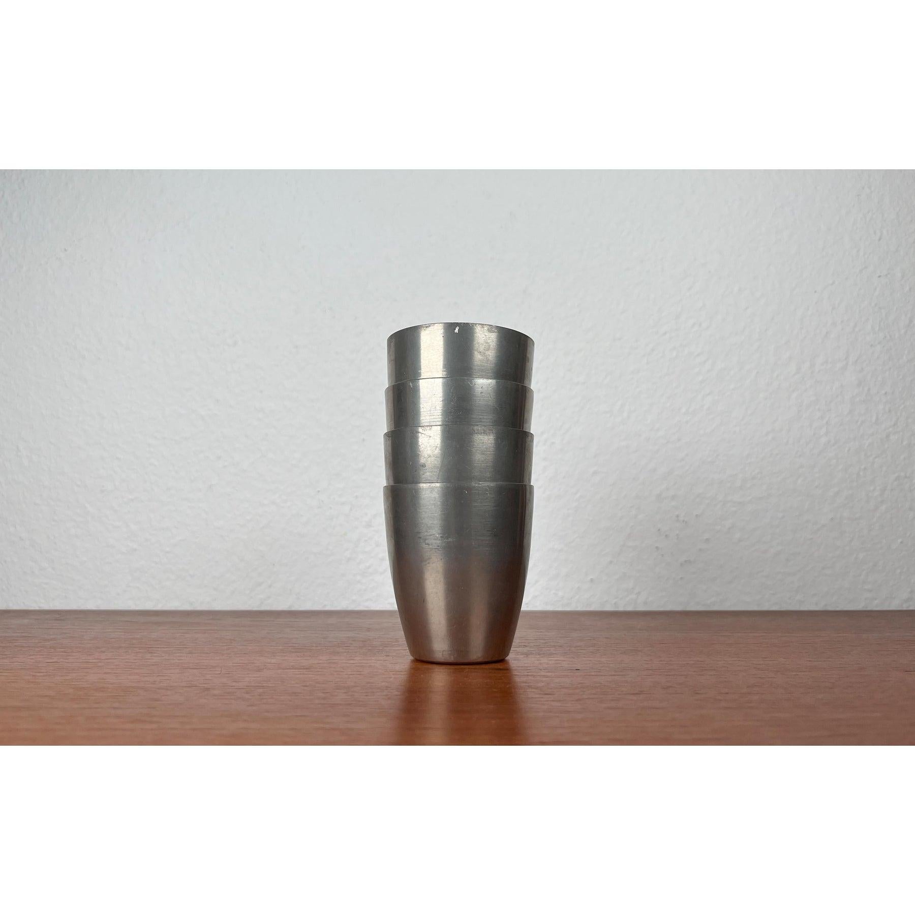 Tazas alemanas de peltre modernas de mediados de siglo de Harald Buchrucker, años 60, juego de 4, en muy buen estado. Diseñado de 1960 a 1969 Esta pieza tiene una marca de atribución.

Más información:
Materiales: Metal
Color: Plata
Estilos: Moderno