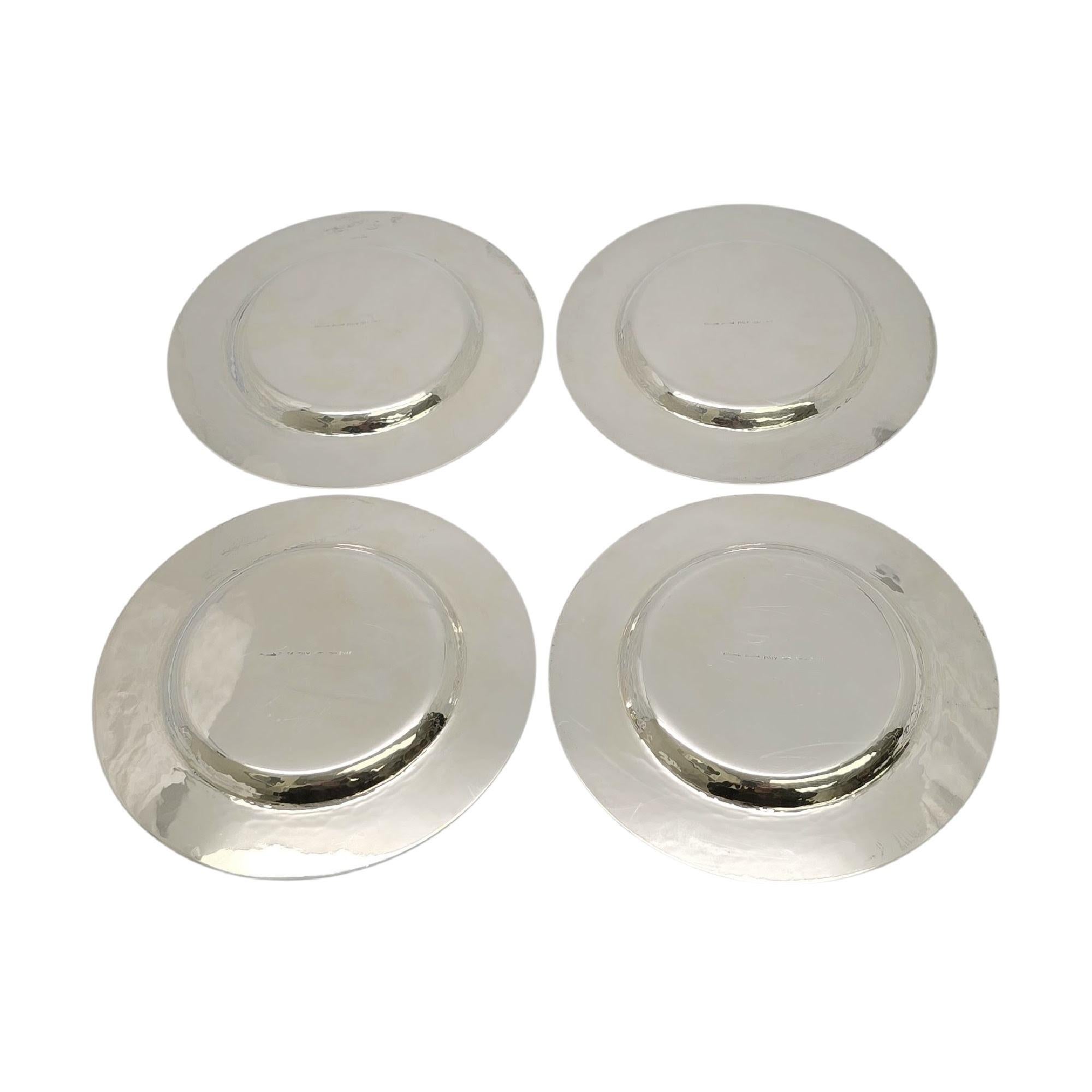 Set di 4 piatti in argento sterling di Gianmaria Buccellati.

Questi piccoli piatti sono caratterizzati da una finitura liscia e lucida con il disegno di un globo al centro di ogni piatto.

Misura circa 5,3/8