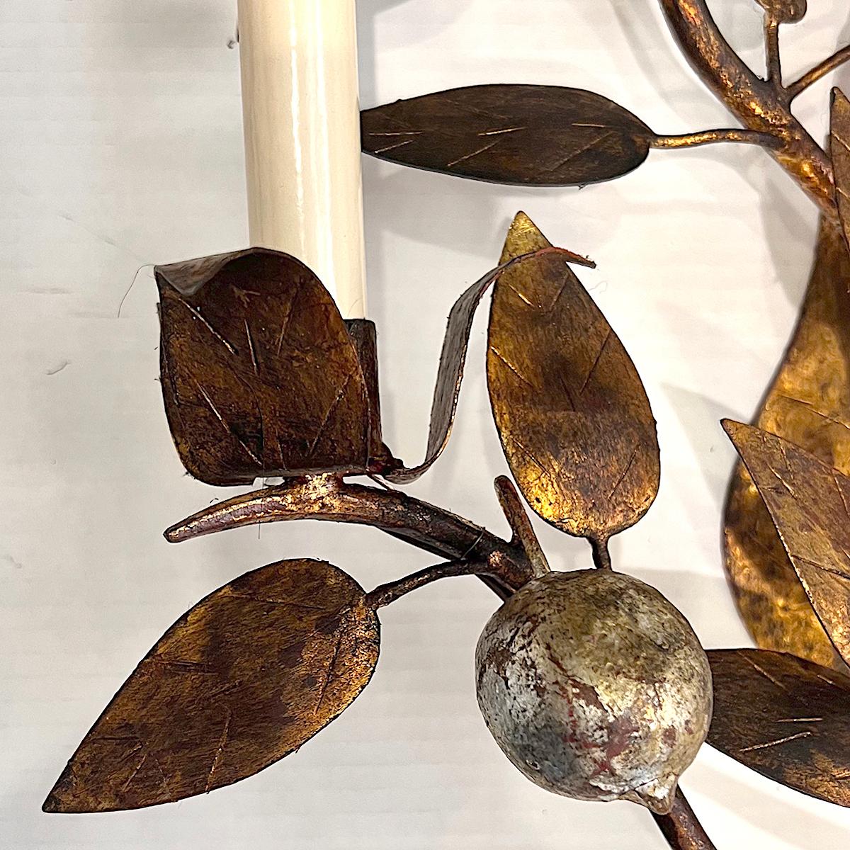 Milieu du XXe siècle Ensemble de 4 appliques à feuillage doré, vendues par paire en vente